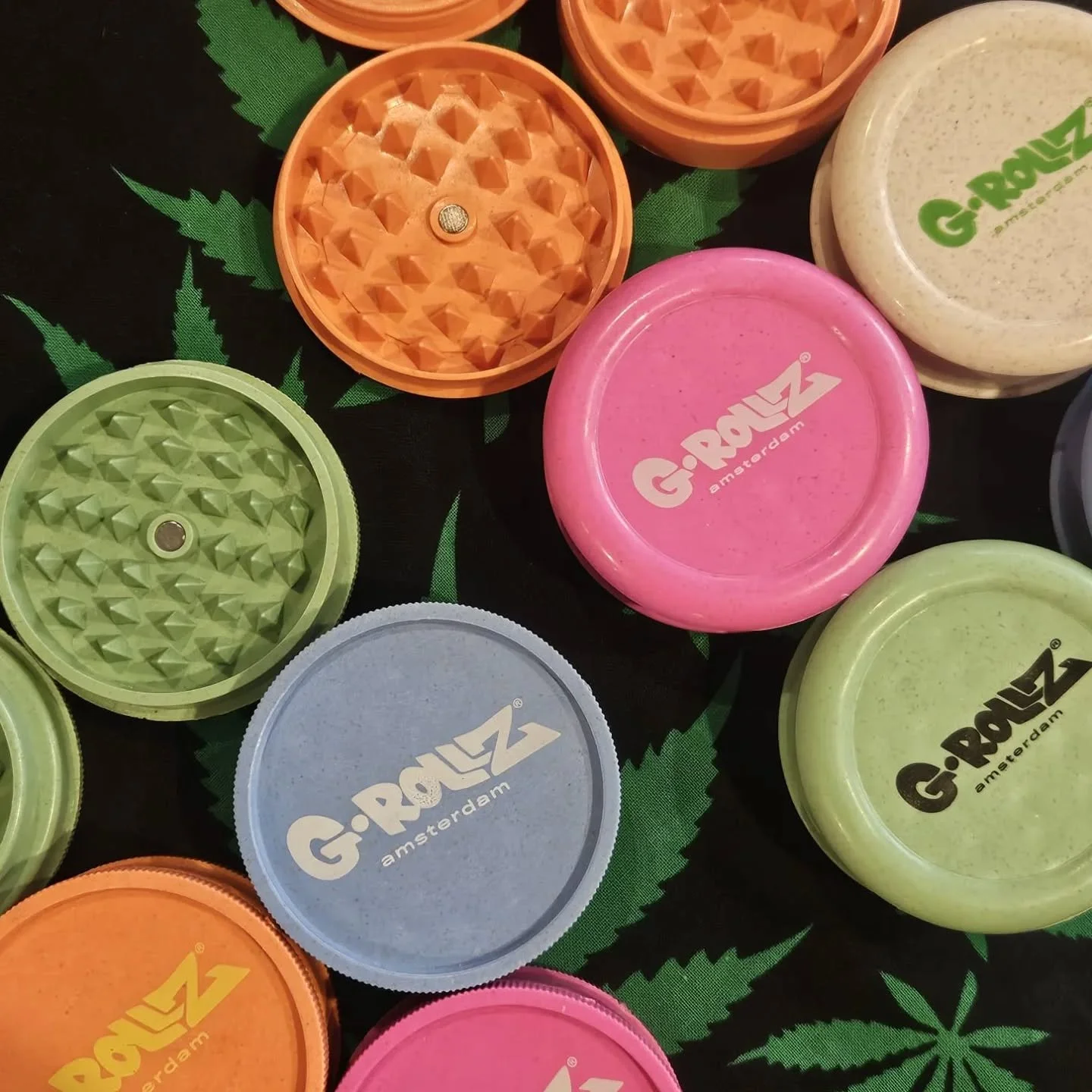 Ditch that silly naughty plastic! Use a hemp grinder! made from a durable hemp based material 
60mm diameter and various colours!

In three parts &pound;4
And two &pound;3

Luv u hemp
xxox