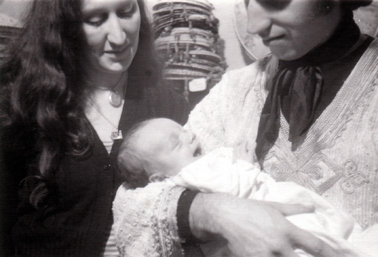 Annie with Martin and his first-born son Benedict in Head in the Clouds (November 1977).