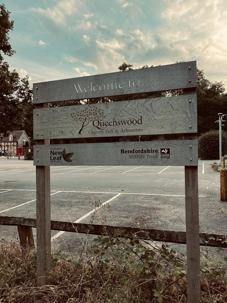 Sign post for Queenswood.