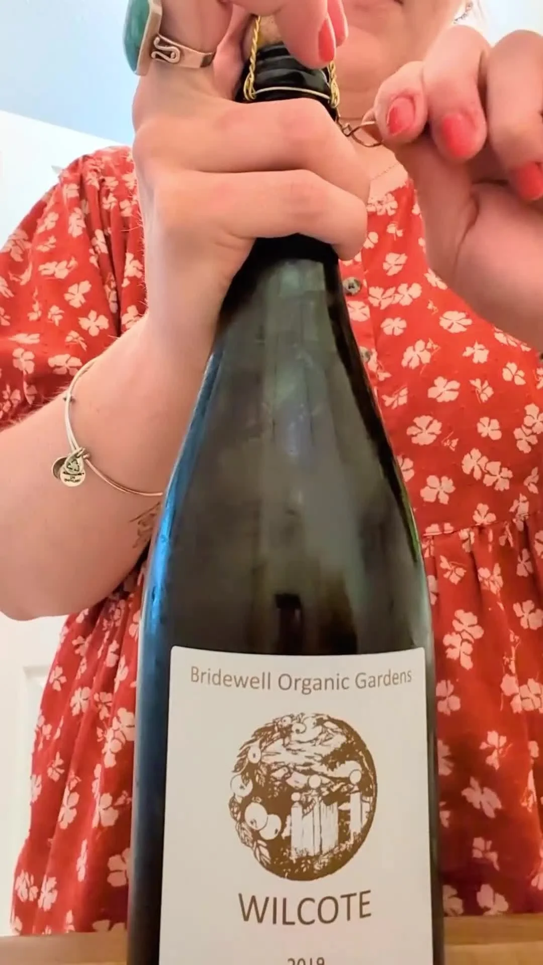 Earlier this summer I tried some delicious and inspiring sparkling wine during my trip to Oxford, England 🍾
Bridewell Gardens Organic Wilcote is a delicious English sparkling made from an unusual combination of grapes which are grown by Bridewell