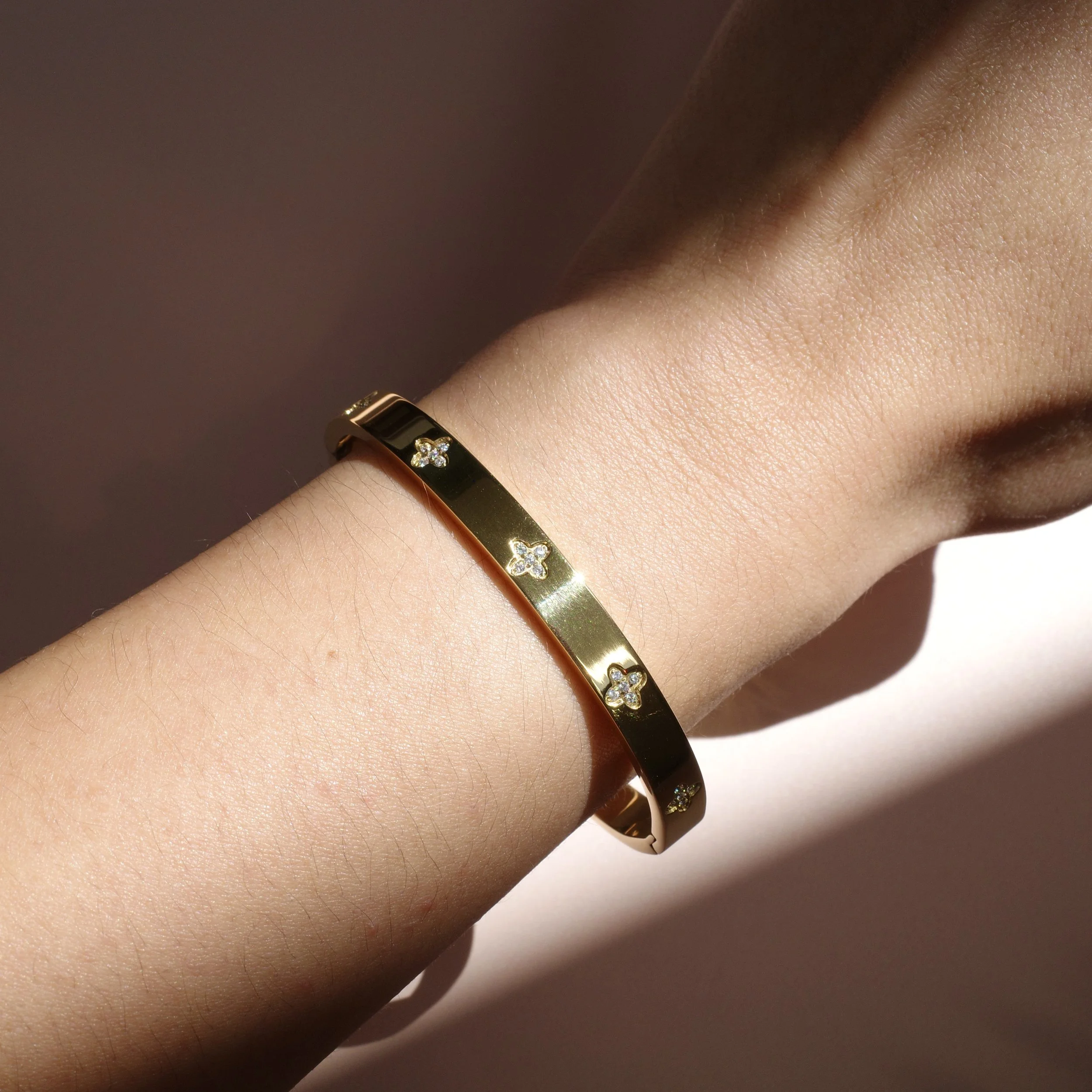 Flower Crystal Hinge Bangle  (Gold/Silver)