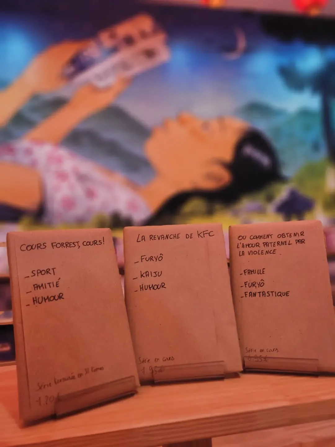 📚 Faites-nous confiance ! 📚
Vous avez envie de commencer une nouvelle lecture mais vous ne savez pas quoi choisir ? On a la solution ! ✨
Le principe ? Un tome 1, &agrave; l'aveugle, avec quelques mots clefs et une phrase d'accroche farfelue. 😎
Vou