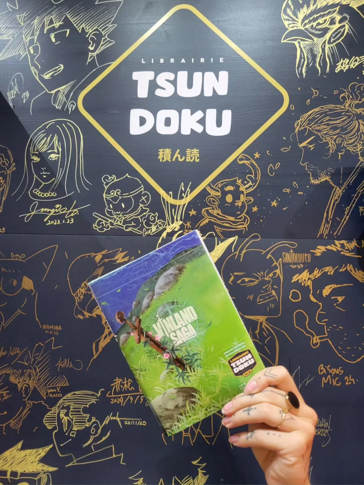 🌱 Oy&eacute; oy&eacute;, avis aux fans de Vinland Saga ⚔️

Avons-nous une jaquette exclusive ? Absolument.
Est-elle offerte &agrave; l'achat d'un tome de la s&eacute;rie ? Absolument.
A-t-elle &eacute;t&eacute; faite sans tomaison pour la mettre sur