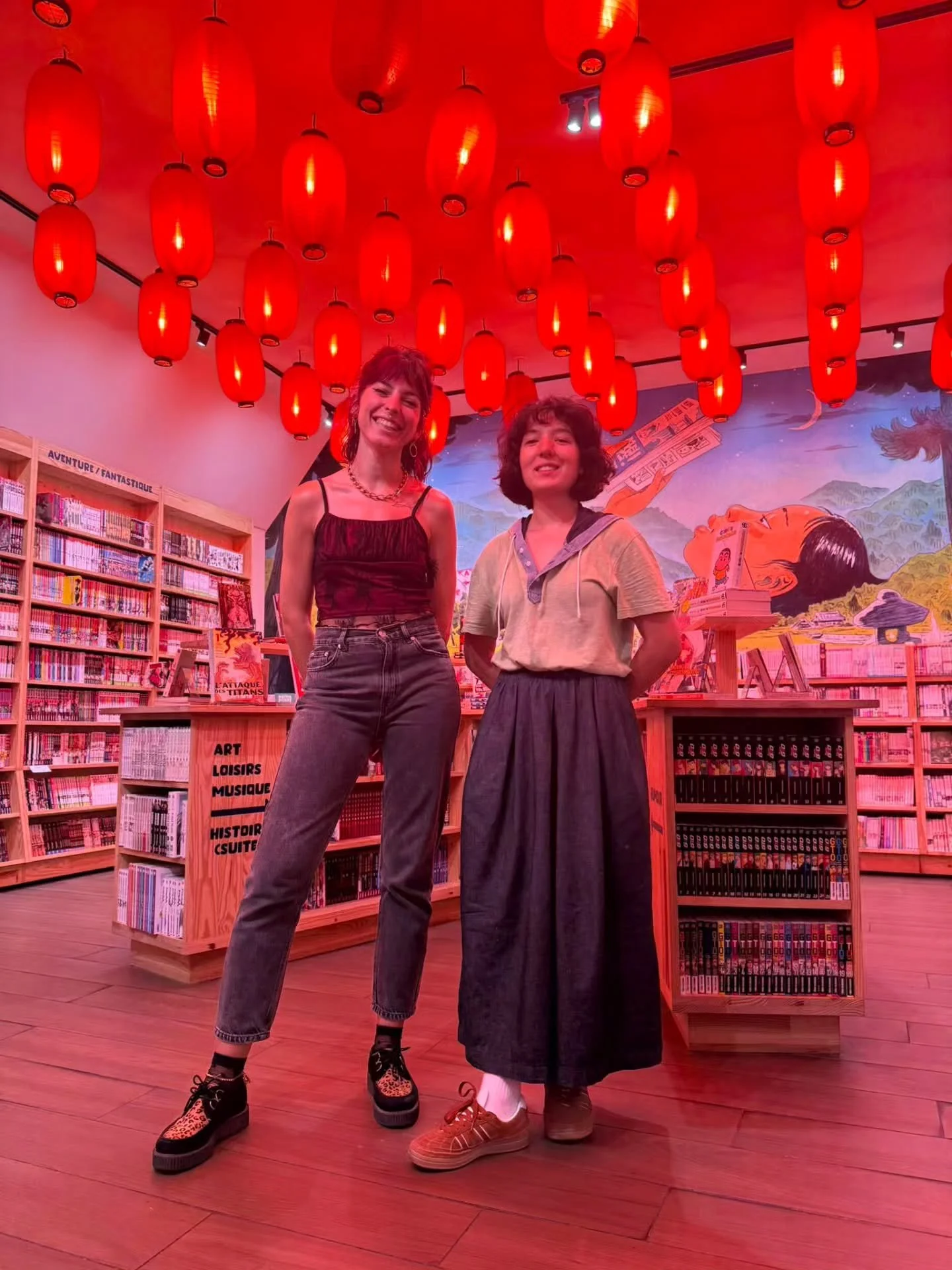 🌎 Retour sur la venue de Jade Khoo 🌒

Nous avons eu le plaisir de recevoir @jade.khooo samedi 25 juillet pour une conf&eacute;rence et une s&eacute;ance de d&eacute;dicaces autour du magnifique Terre ou Lune.

La venue de cette queen a m&ecirc;me d