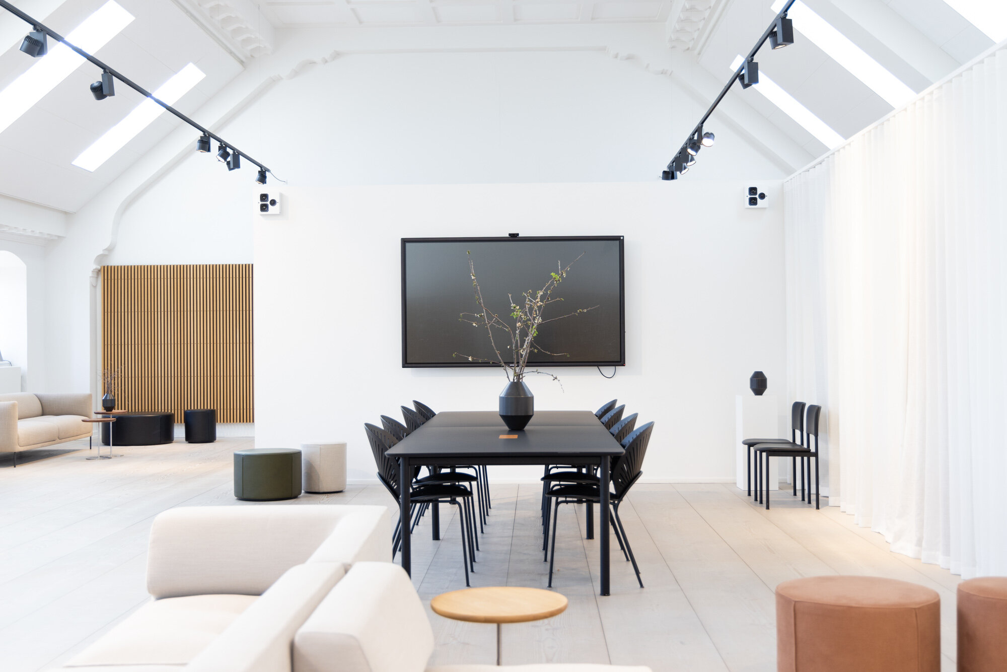 Located in the city centre of Copenhagen, customers can experience the sound of Artcoustic alongside internationally renowned Danish furniture brand, Fredericia. 

Featuring three different systems with two speakers and a subwoofer in each, each syst