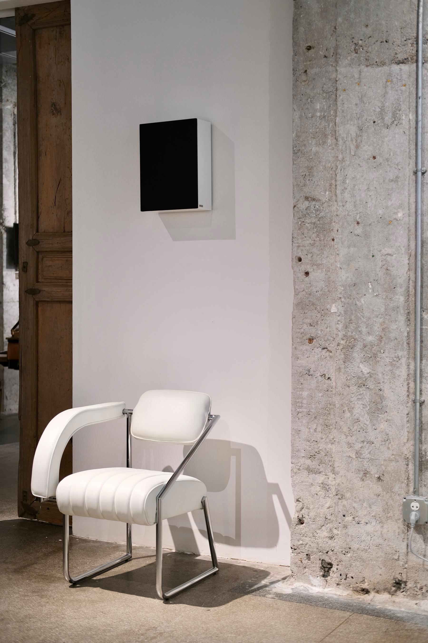 Shanghai 101 Gallery with CPH - 10 P - MK II loudspeaker with black screen