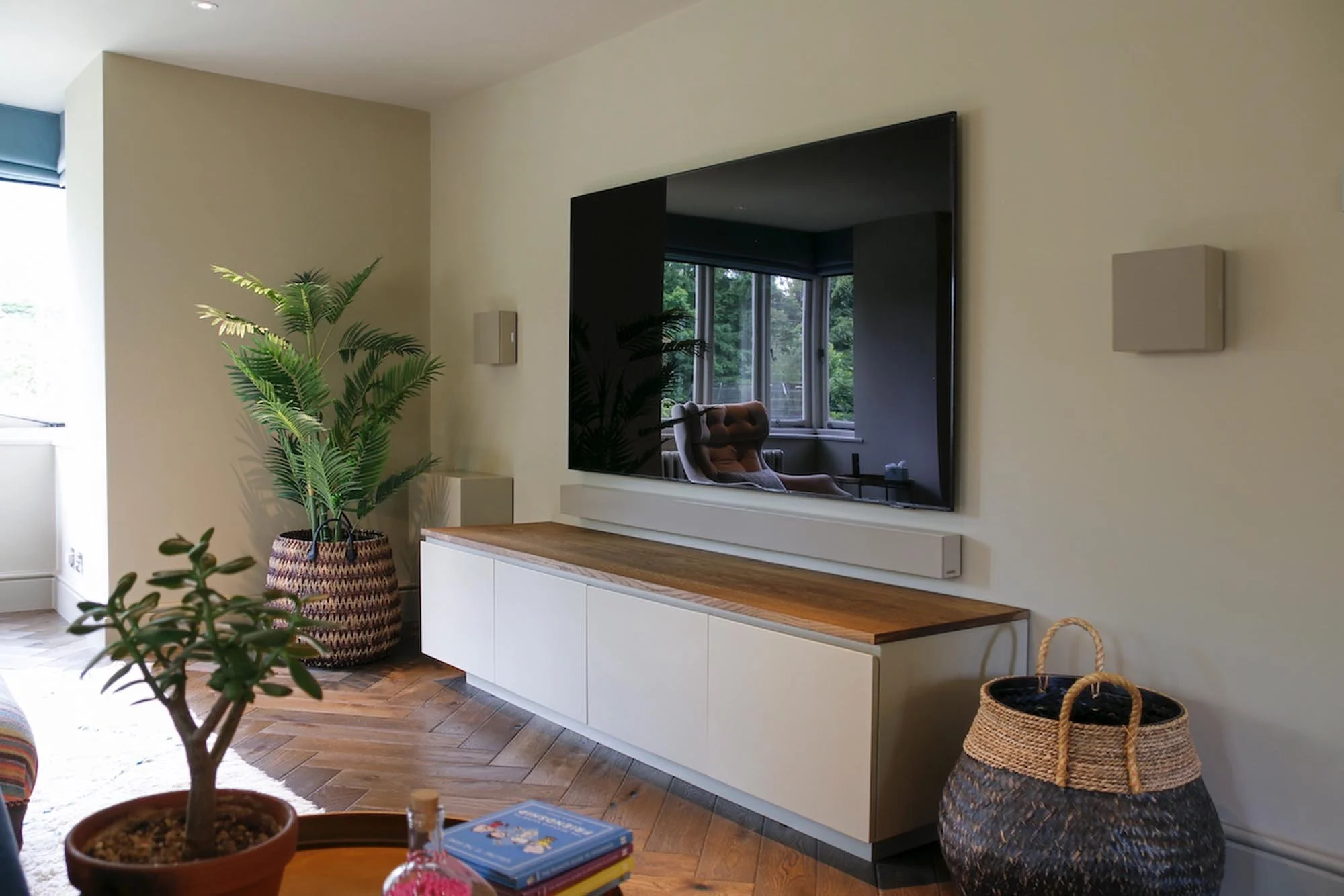 Artcoustic Home Cinema SL Evolve 2-1 speakers and soundbar with screen