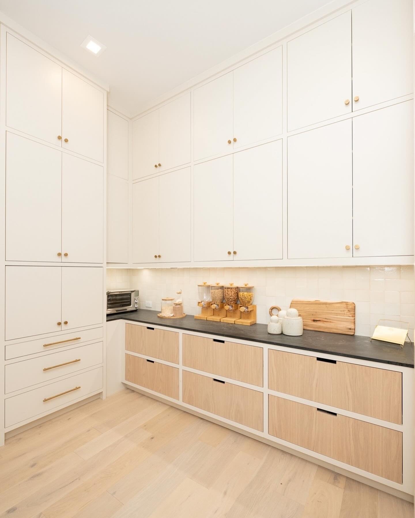 The Modern Muse pantry deserves a standing ovation 🙌🏻

You&rsquo;ll find many of the usual suspects in the Modern Muse pantry, but what sets this project apart is the sheer amount of customization and curation&mdash;our Fresh Starts team was respon