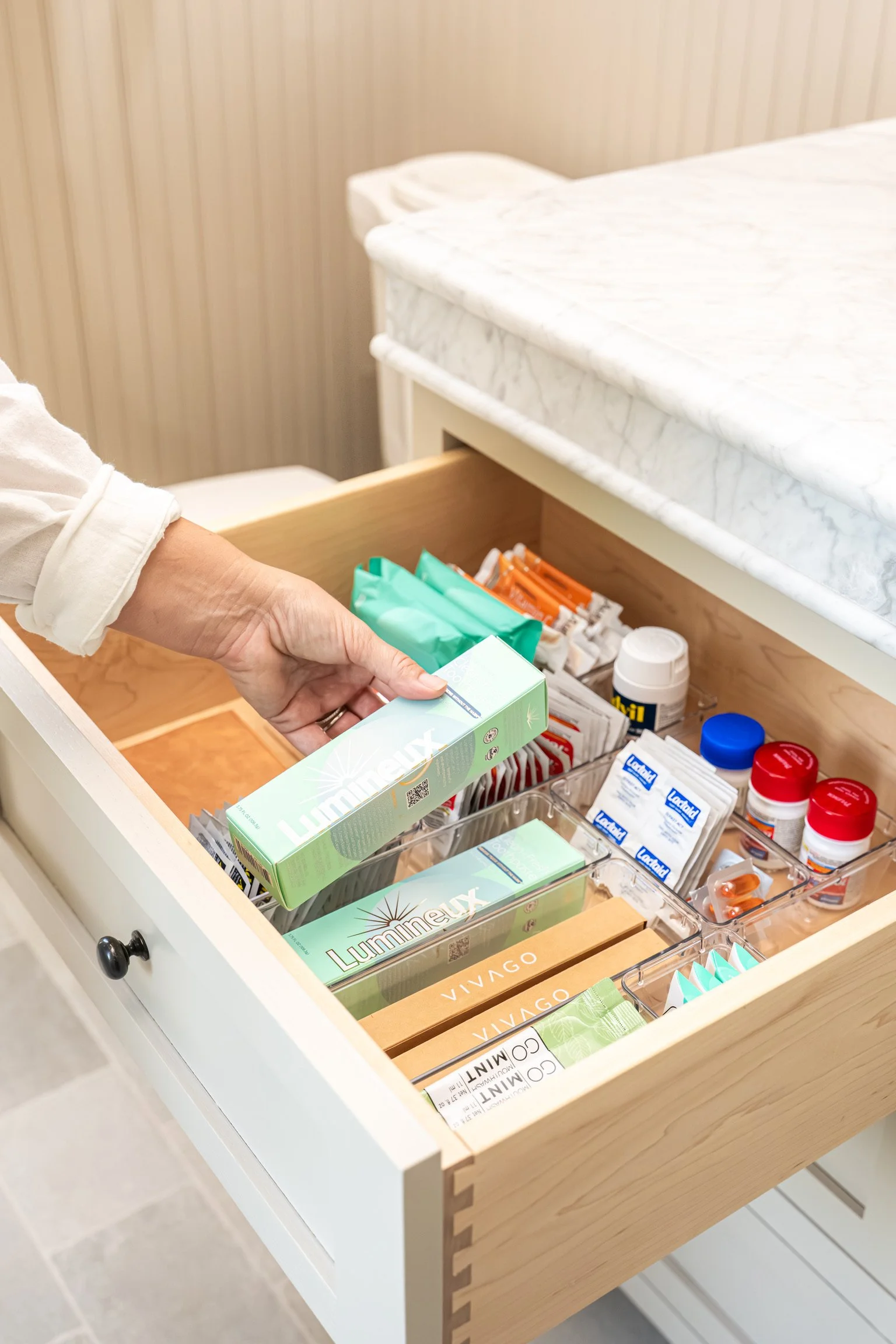Organizing-guest-bathroom-space-graceful-spaces.jpg