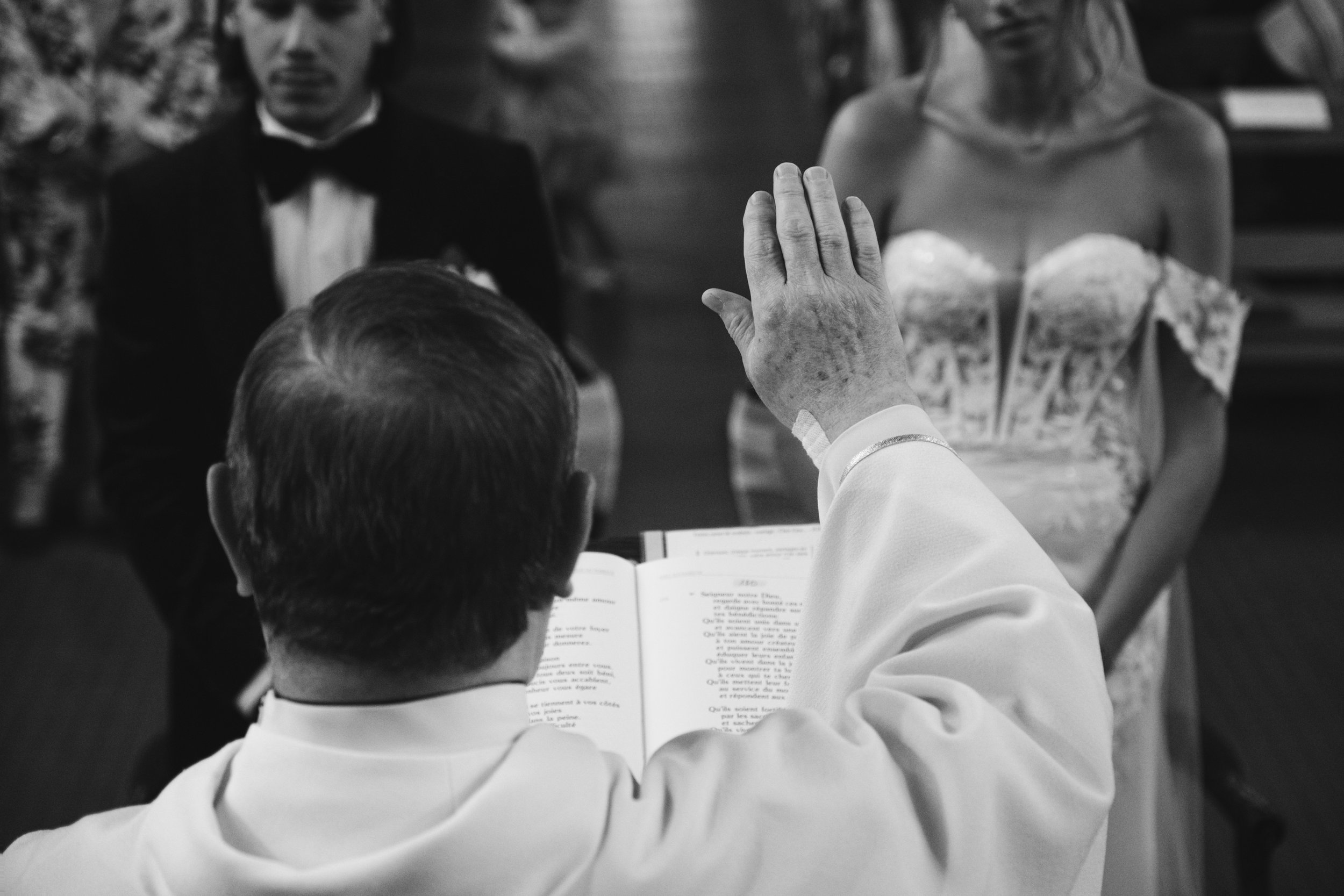 Cérémonie de mariage avec un prêtre, un marié et une mariée.