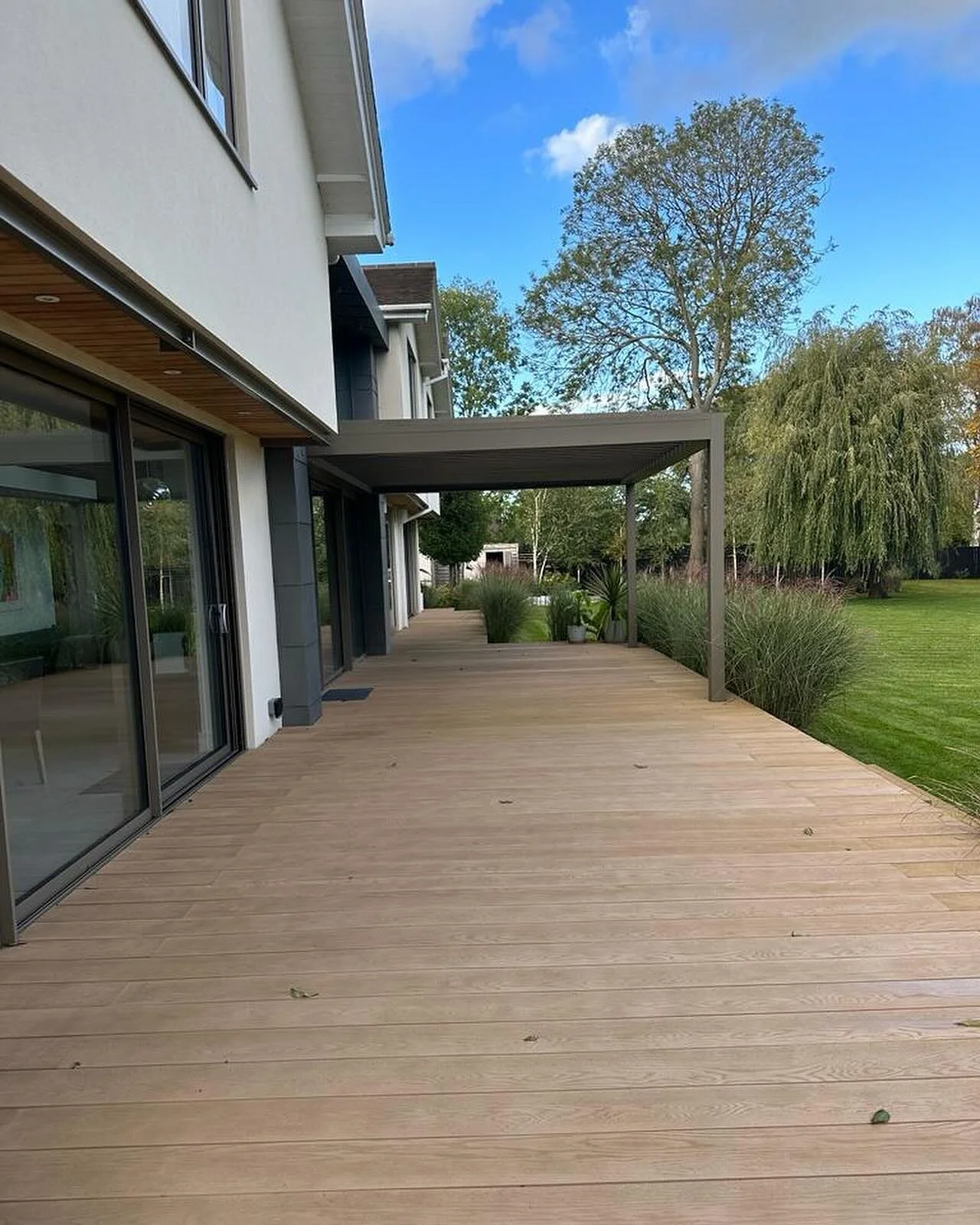 Last of the autumn colours and a very empty large deck 🍂🍁