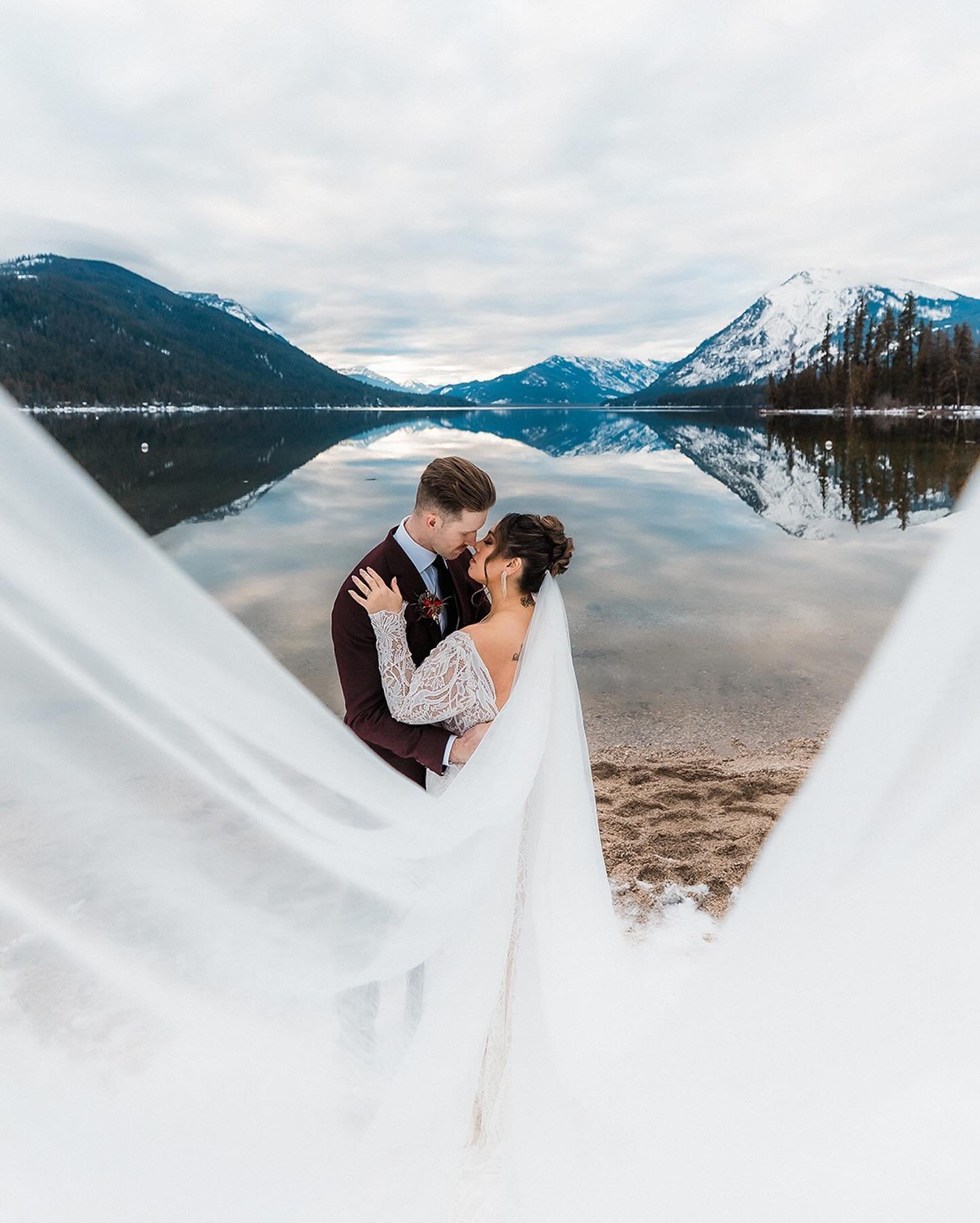 D &amp; J chose the charm of an A-frame cabin for their special day, surrounded by their closest family members. With just their 4 beloved cousins, the atmosphere was filled with love and intimacy. Two cousins officiated the ceremony, while the other