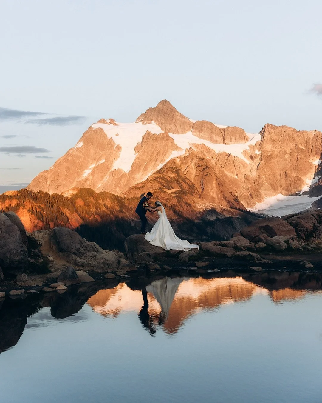 ❤️ 5 reasons to elope in the Mt Baker area ❤️

1. Incredible views with almost no hiking There are places with jaw-dropping alpine scenery that start right from the parking lot, so you can have epic mountain views without a long hike.

2. But amazing