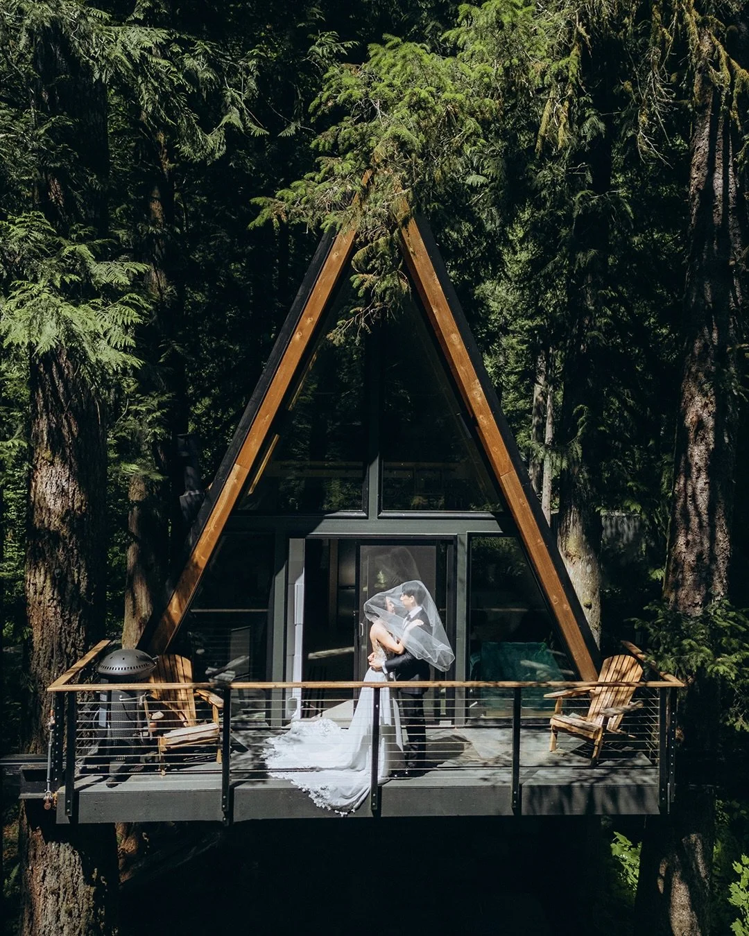 They didn&rsquo;t want to leave their cats out of the most important day of their lives&hellip; so they didn&rsquo;t ❤️❤️❤️ 
They started the morning at home with their two babies, finished getting ready in a cozy cabin in Index, and then headed out 