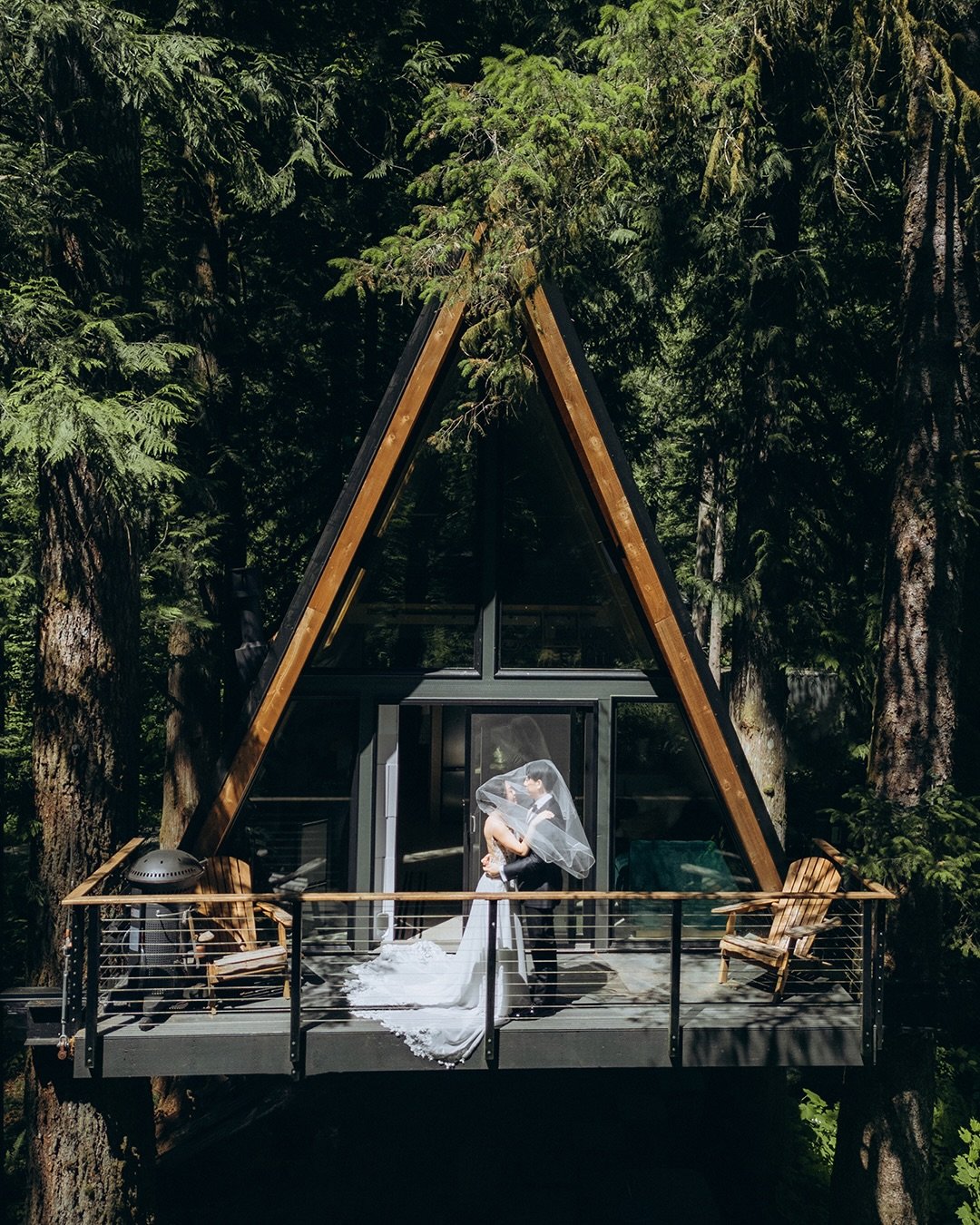 They didn&rsquo;t want to leave their cats out of the most important day of their lives&hellip; so they didn&rsquo;t ❤️❤️❤️ 
They started the morning at home with their two babies, finished getting ready in a cozy cabin in Index, and then headed out 