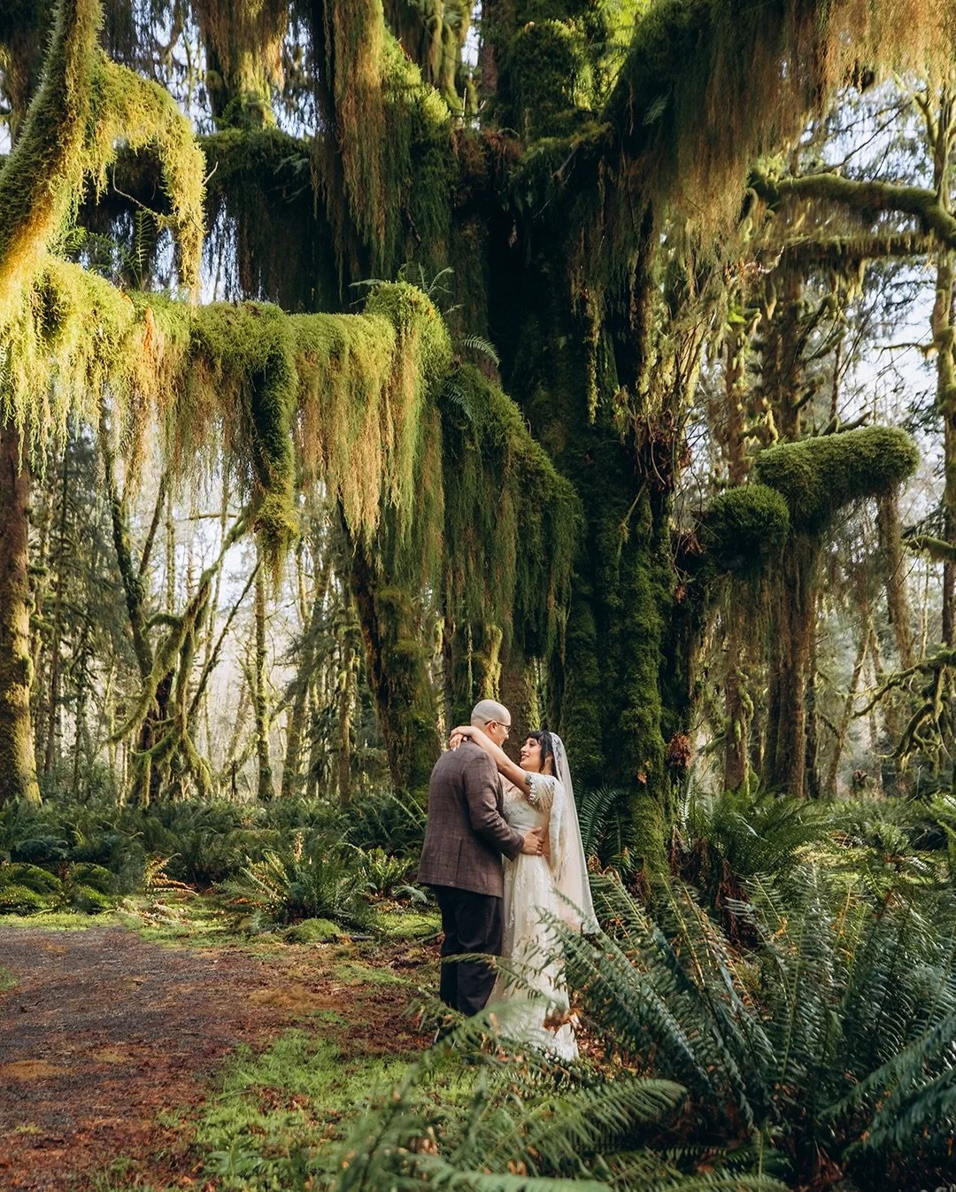 First rainforest elopement of the season ☺️

T &amp; L flew all the way from Texas for their spring elopement in Olympic National Park&hellip; and the weather really said &ldquo;welcome to Washington&rdquo; 😄

Within 30 minutes we had rain, sunshine