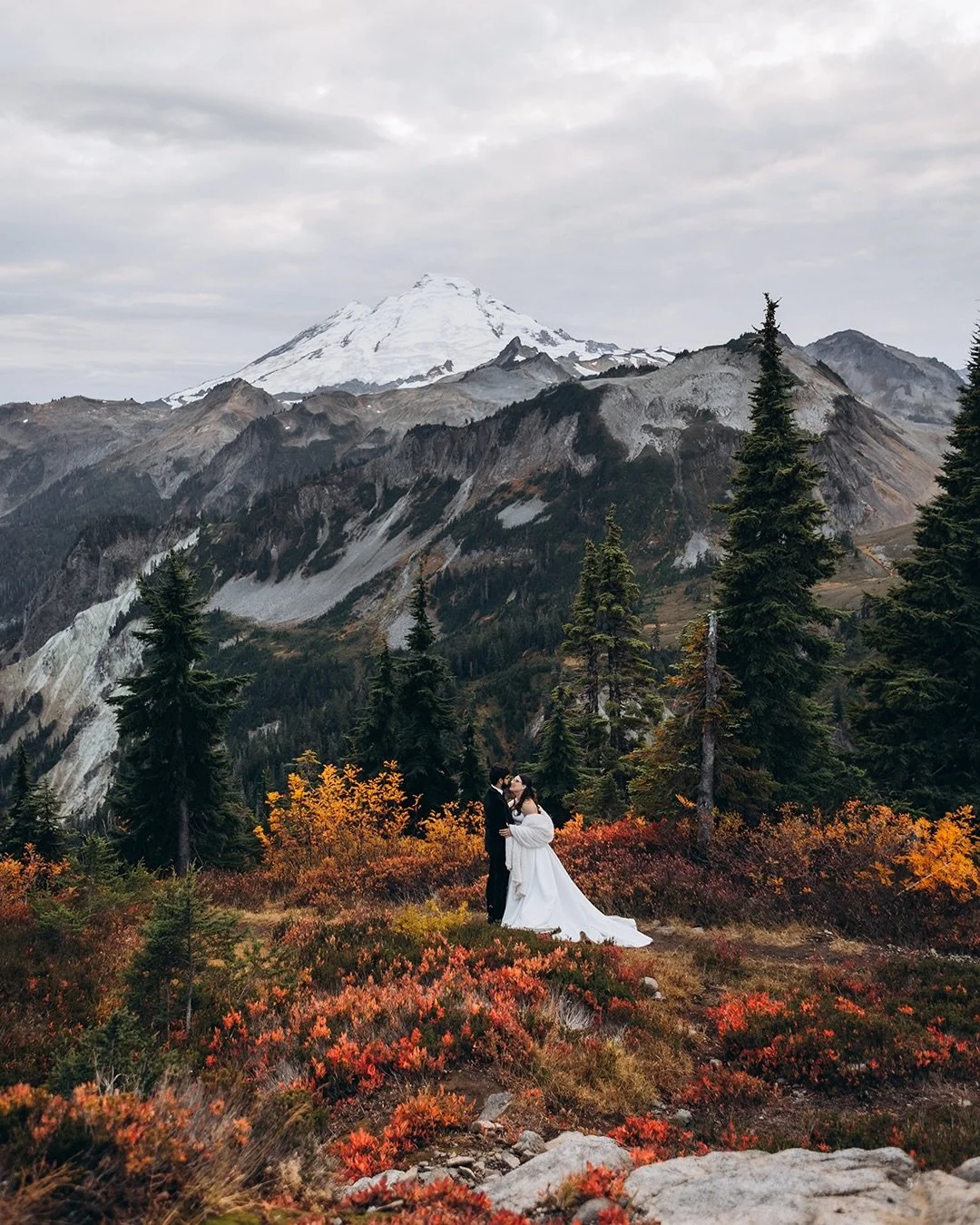 If you&rsquo;ve been dreaming about a fall elopement in the mountains&hellip; this is your sign that it&rsquo;s still not too late to plan one in Washington this year!!! ❤️

R &amp; S flew all the way from Texas to get married in the North Cascades, 