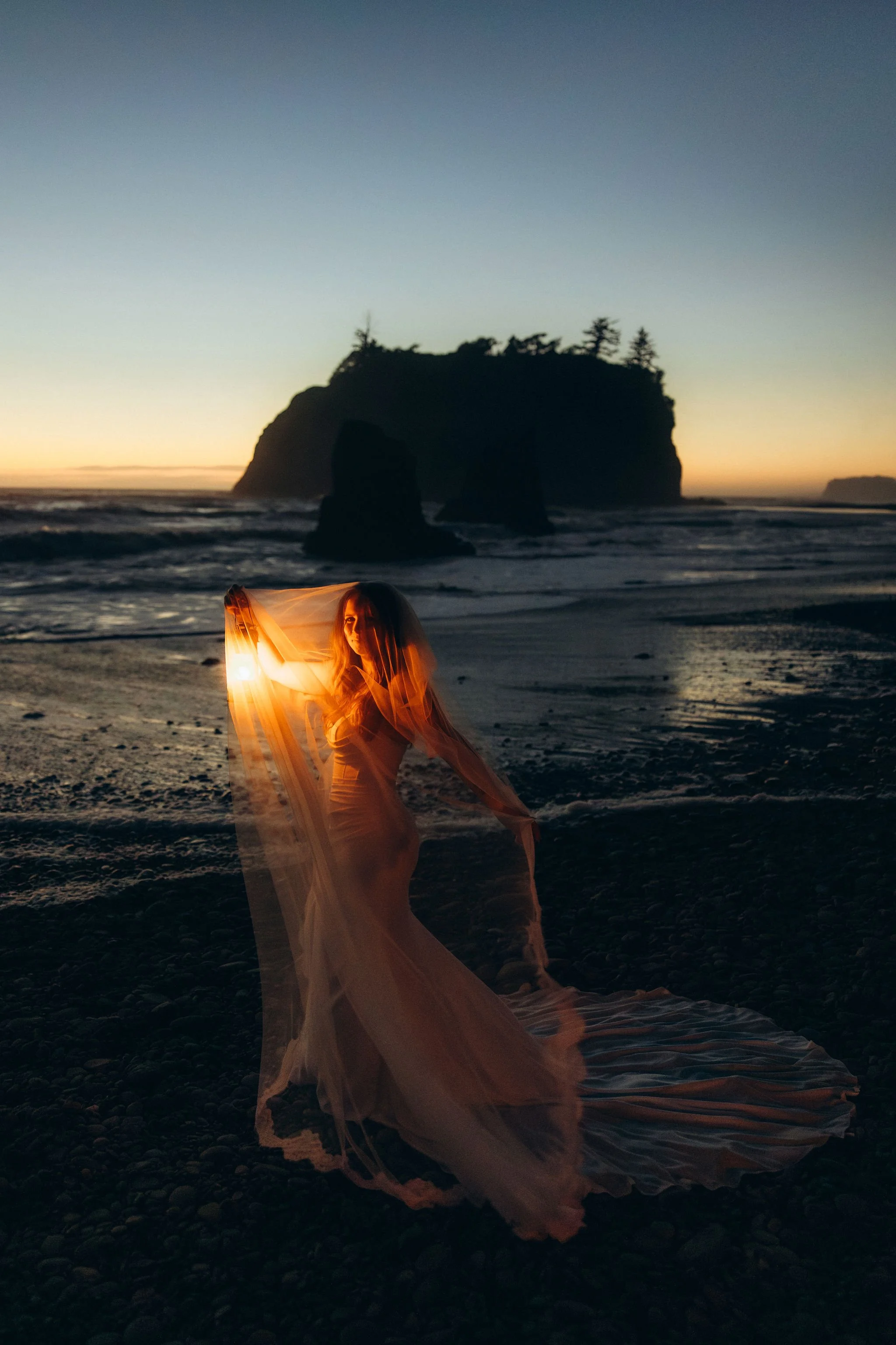 elopement-dress-with-long-veil-beach-wedding.jpg