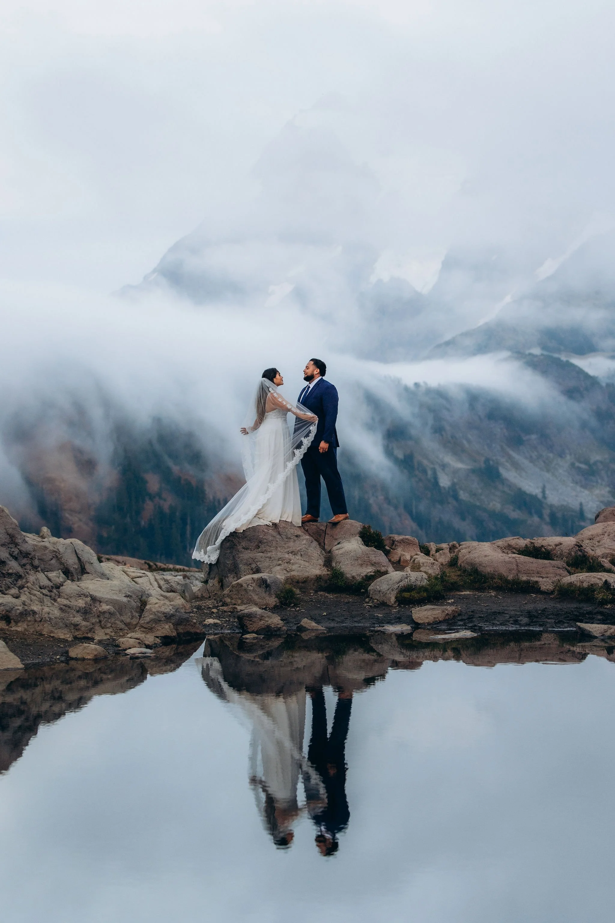 elopement-dress-long-veil-mountain-elopement.jpg
