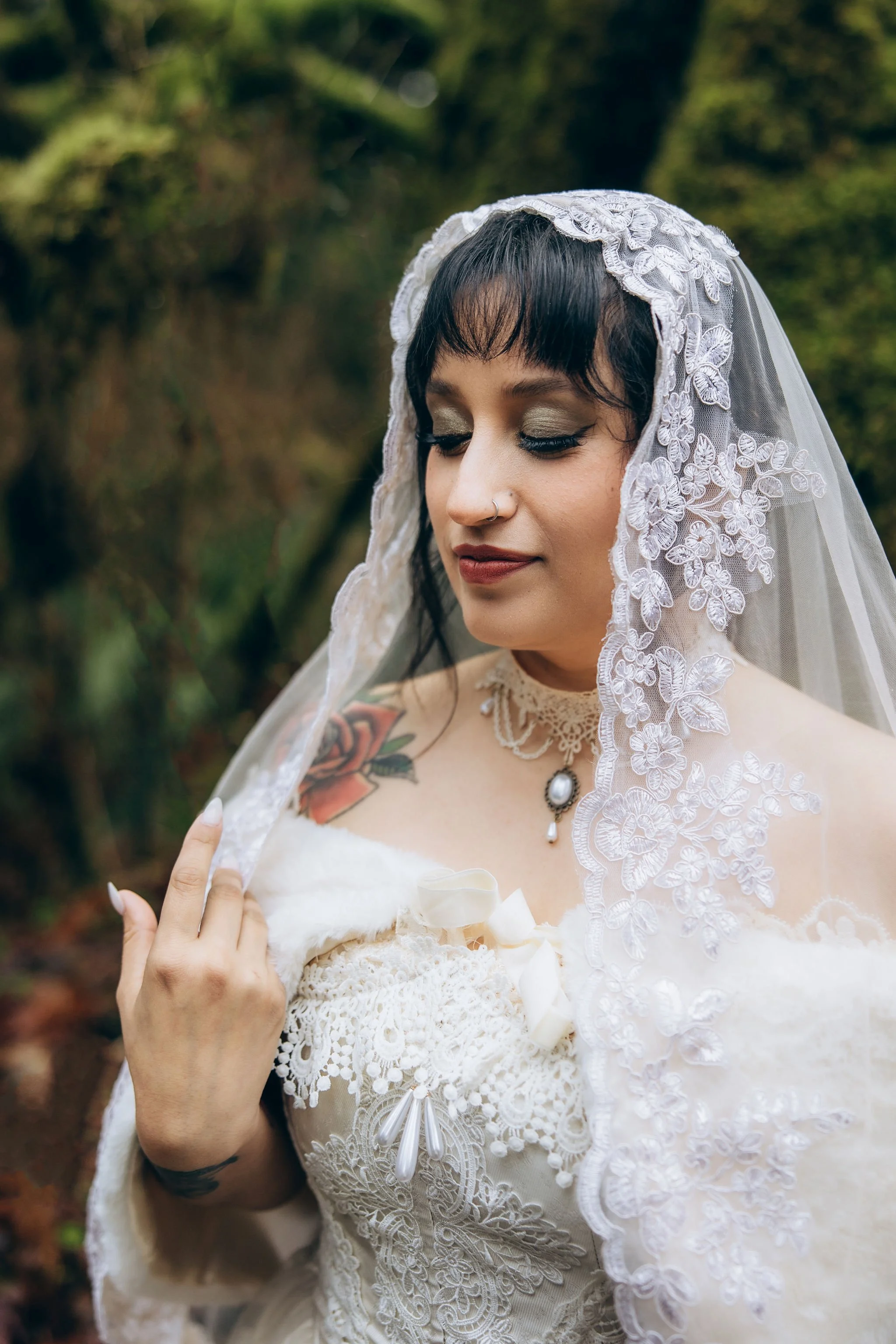 vintage-elopement-dress-lace-veil-accessories.jpg