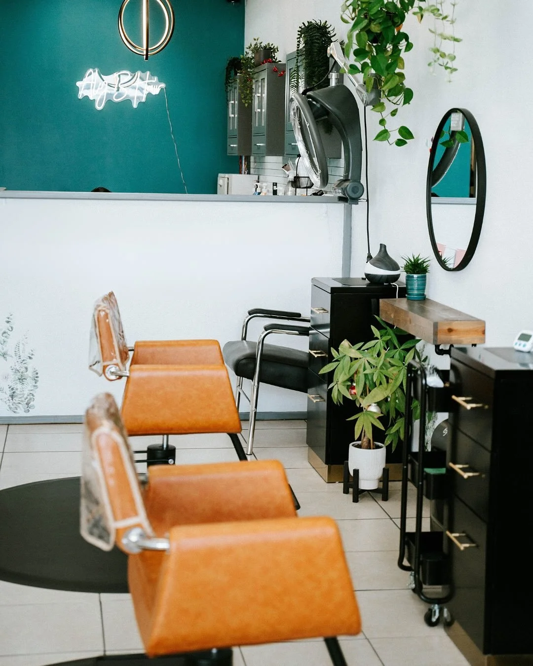 ✨ The Plaza is your go-to destination for shopping, dining, and more&hellip; and that includes treating yourself at @alybhair_studio 🫧💇&zwj;♀️ Make your next stop for a fresh cut, color, or style you&rsquo;ll love! 

#alybhairstudio #haircut #dubli