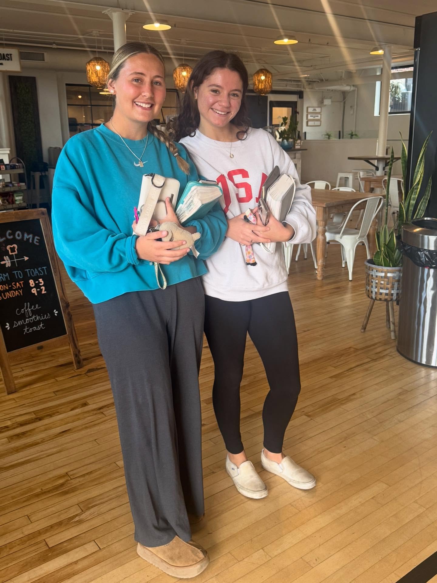 Morning moments that matter!☕️ From good coffee to good conversation, Farm to Toast is the perfect spot to slow down, connect, and spend time together.