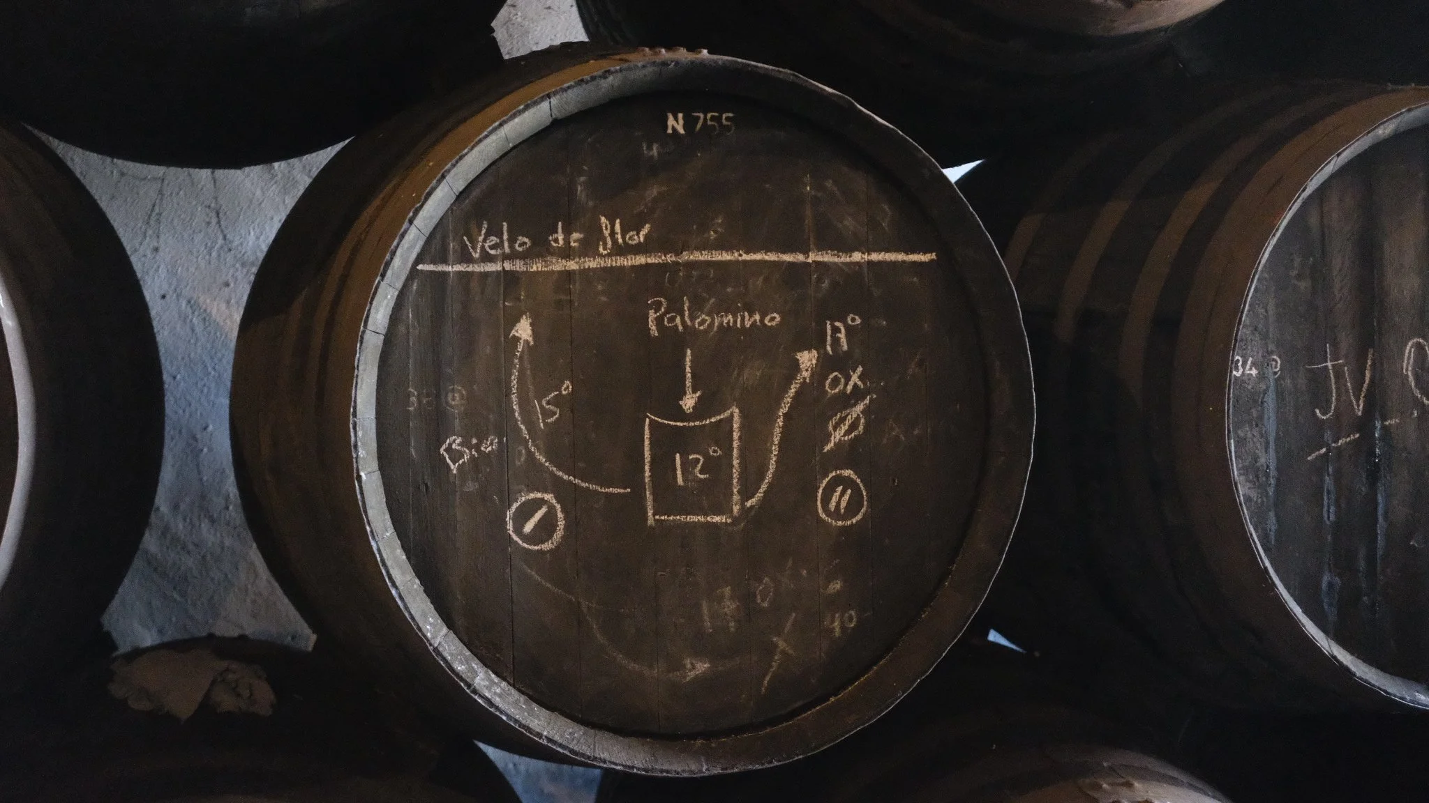 Fût de vin en bois avec schéma technique et annotations, indiquant des angles et températures liées à la fermentation.