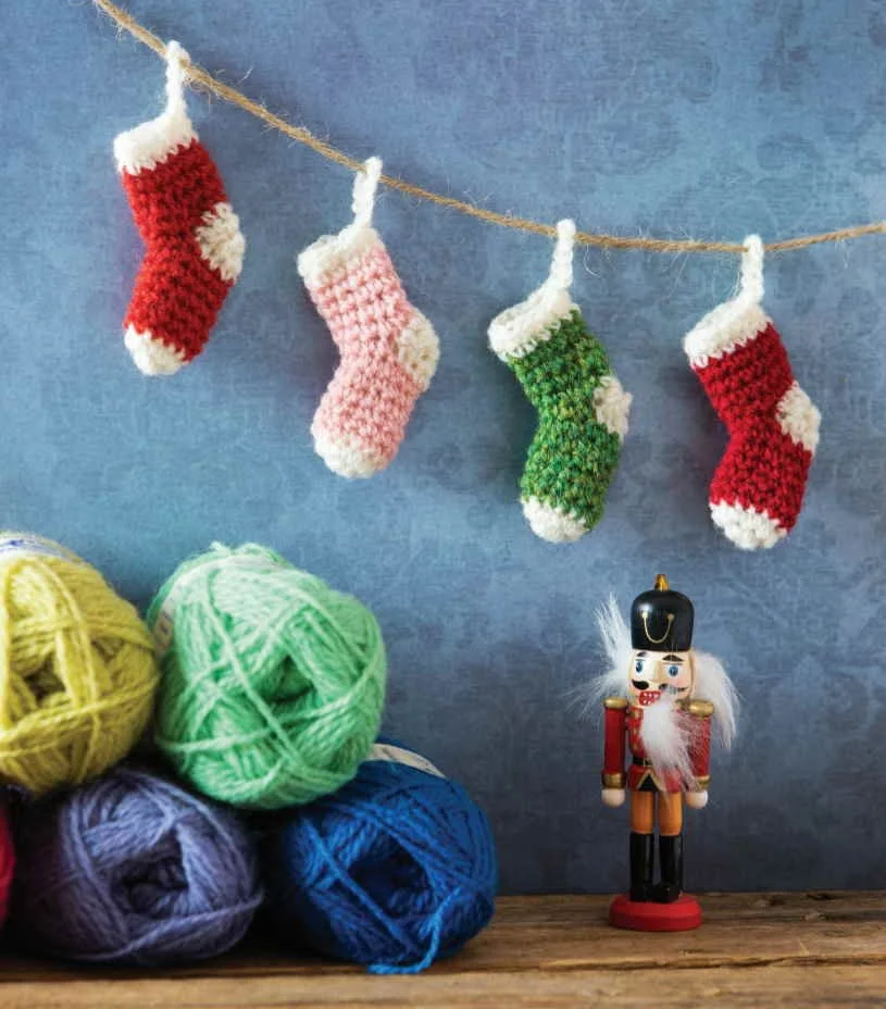 11th NOVEMBER – MINI CHRISTMAS STOCKING GARLAND