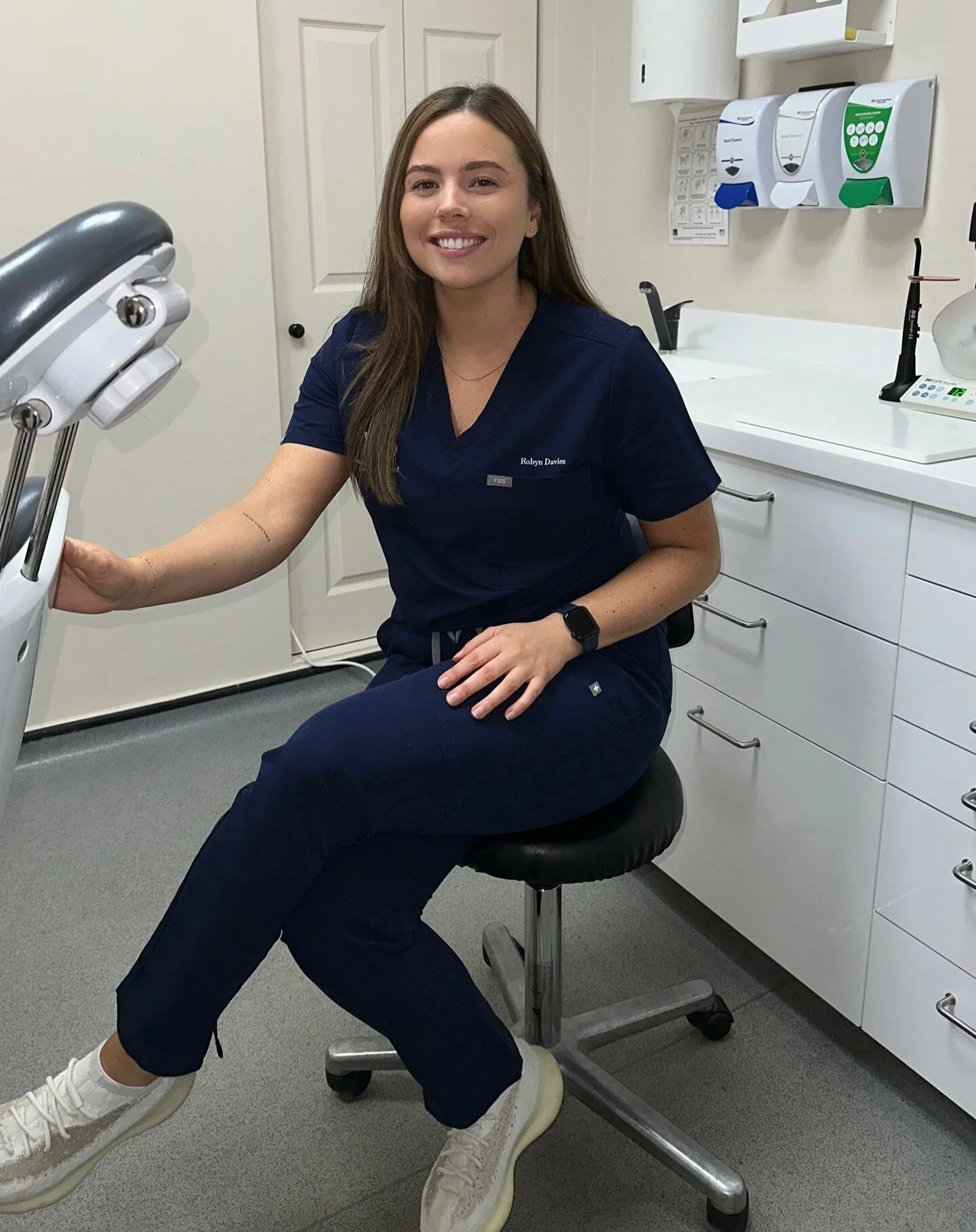 🌟 Meet Our Dental Therapist, Robyn! 💫

🦷 About Robyn:
Meet Robyn, our passionate dental therapist with a journey rooted in dentistry since 2012. Starting as a dental nurse, she took her vocation to greater heights, earning a BSc in Oral Health Sci