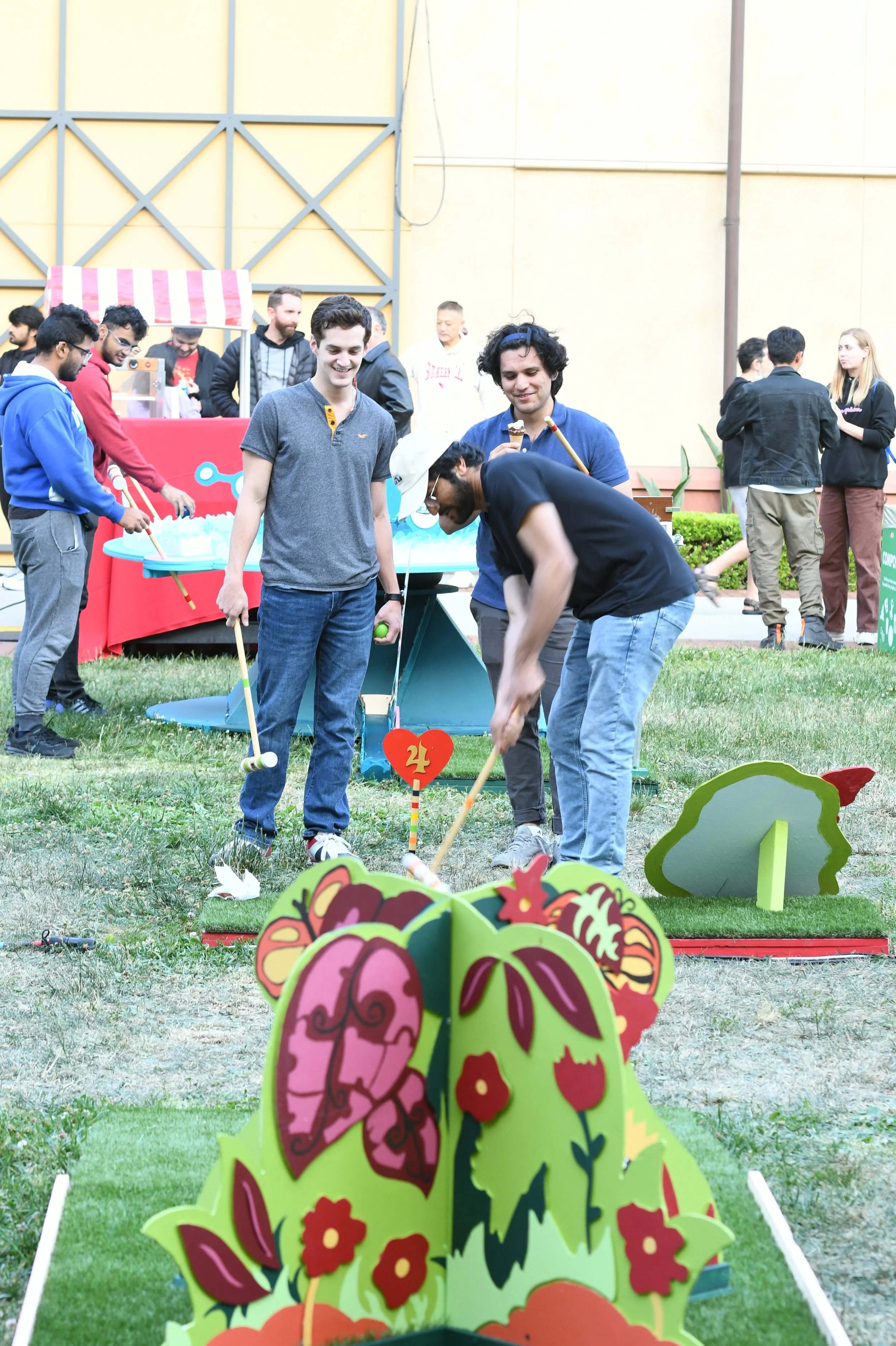 Students playing the interactive mini golf course at the USC Games Expo.