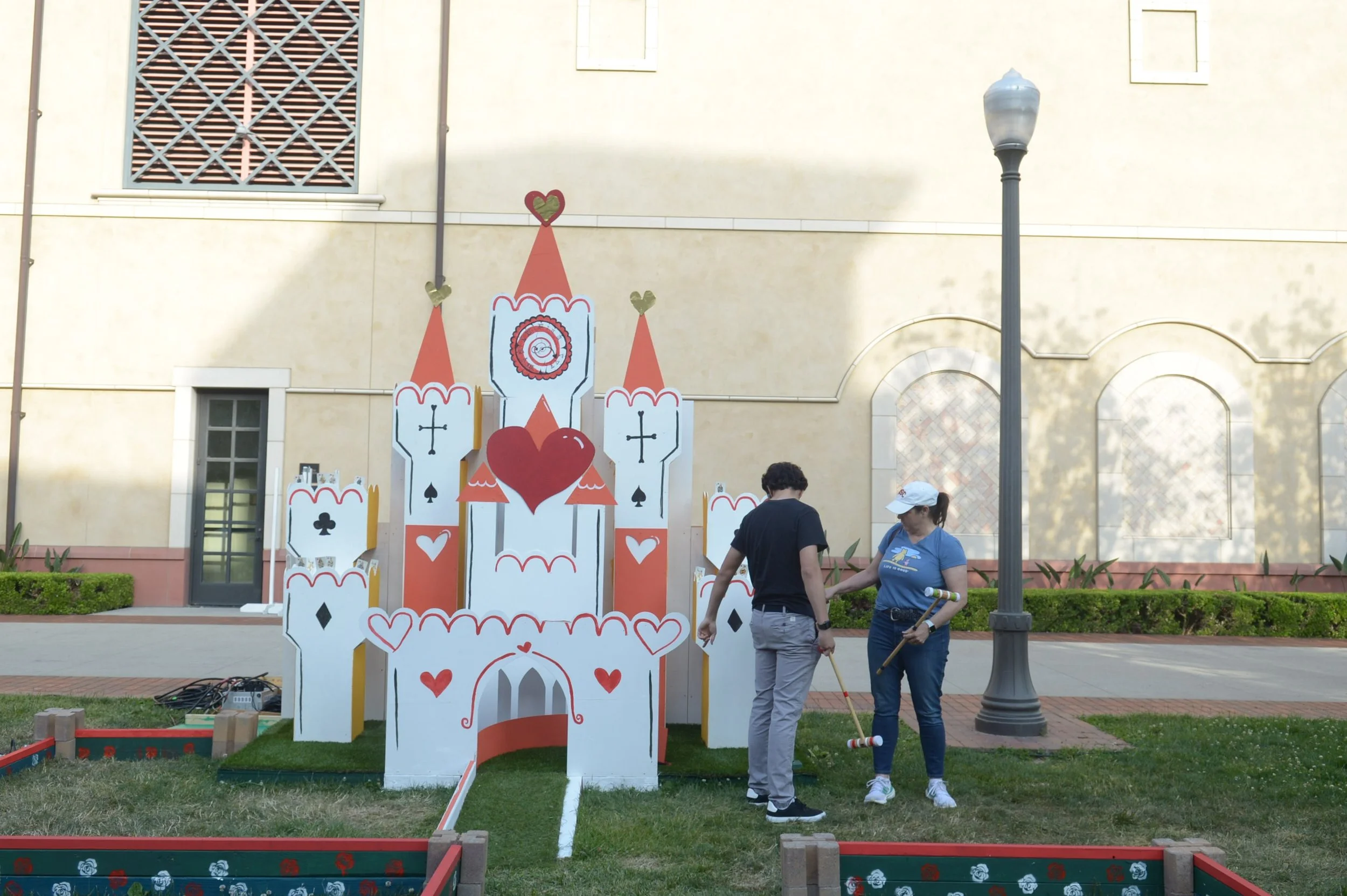 Students playing the interactive mini golf course at the USC Games Expo.
