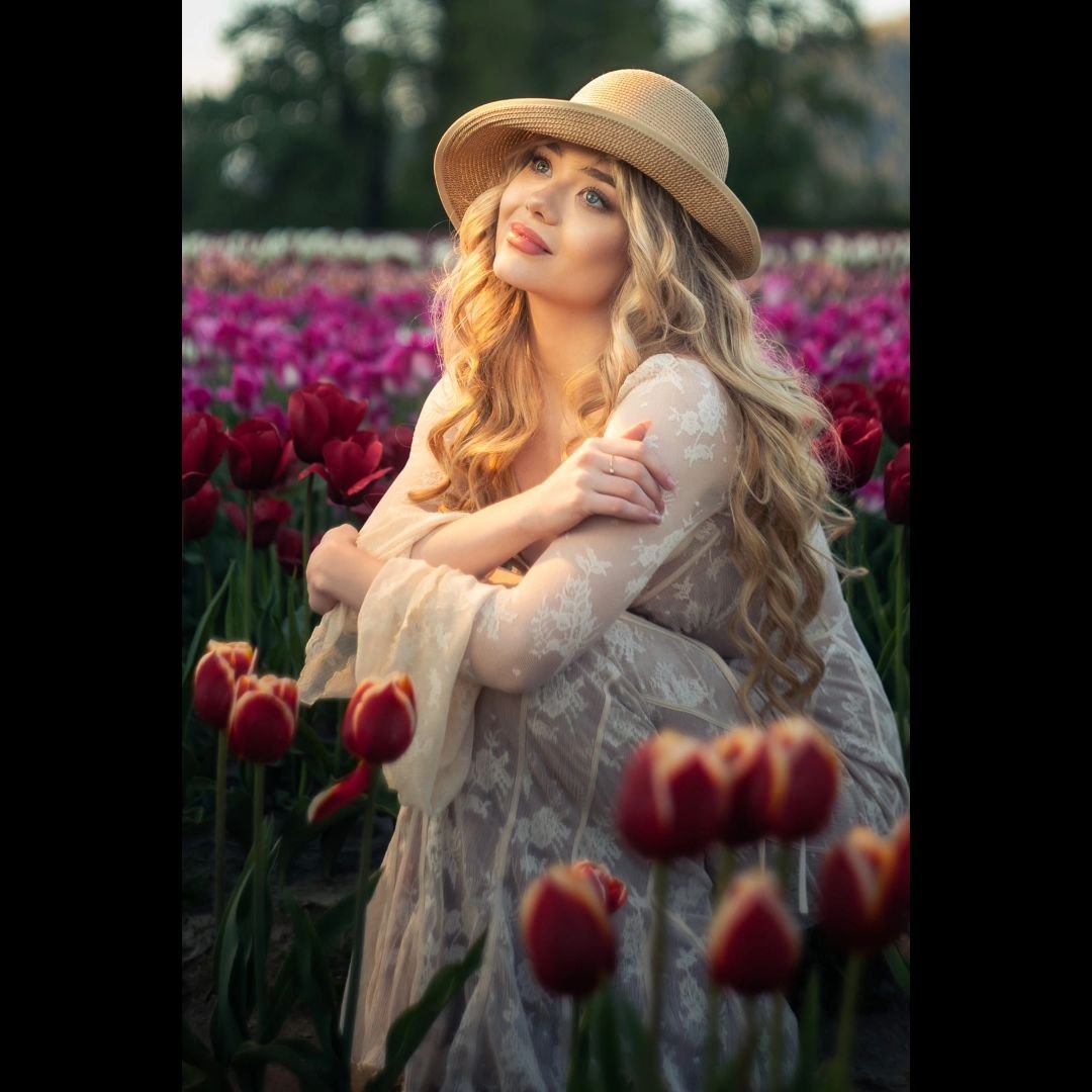 Another picture with @madison_rice20 at the @botanicaflowerfestival.

I was going for a more painterly look for this.
The sun was already gone and it was surprisingly cold, so we had to be relatively quick.

Shot on #Nikon z8 with a vintage #helios 4