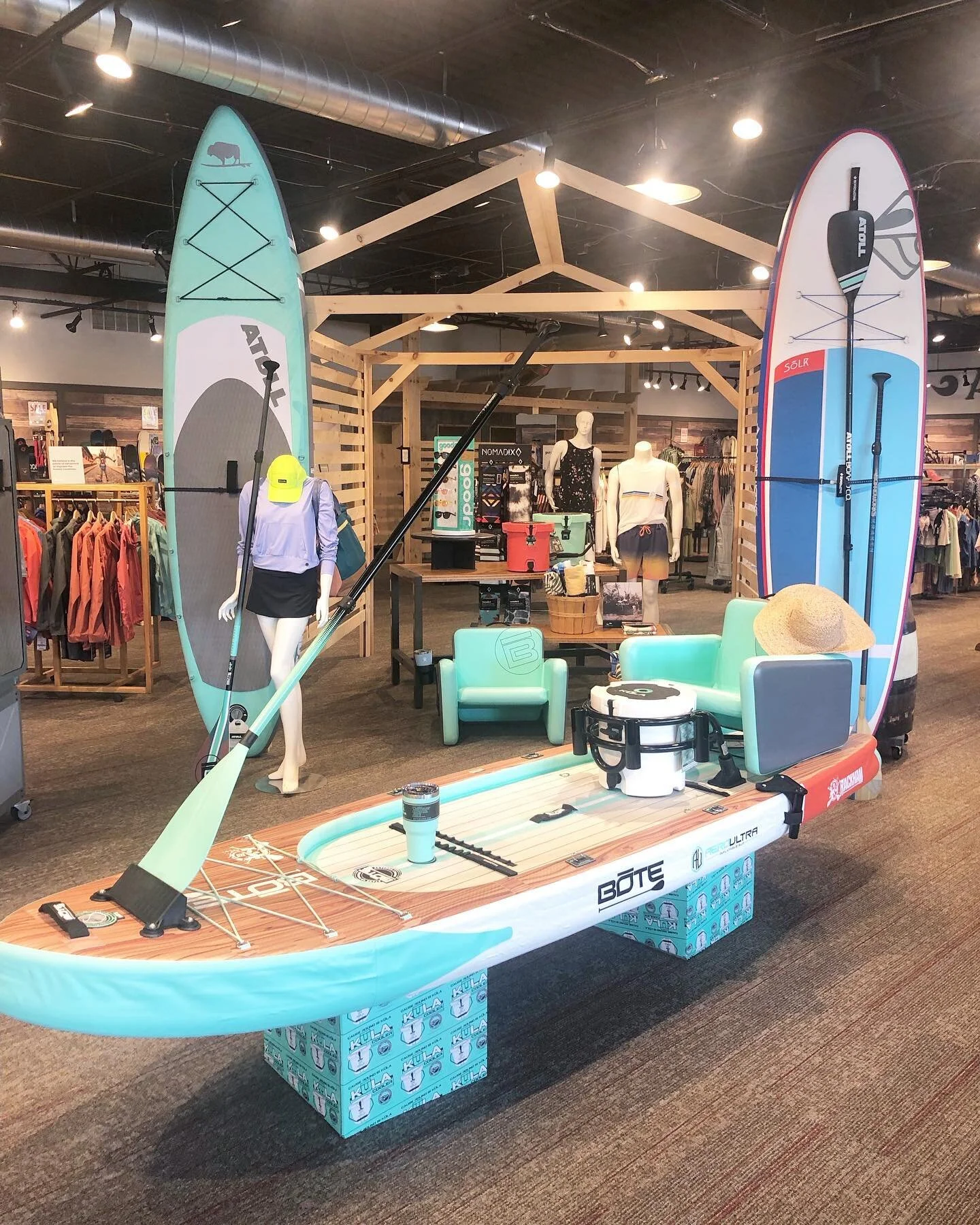 Midsummer refresh for the @alpineshopvt last week ☀️
-
We highlighted their SUP & golf assortments by infusing bright summer colors & thoughtful cross-merchandising in each of their major buildout moments 
-
Does your store need a summer refr
