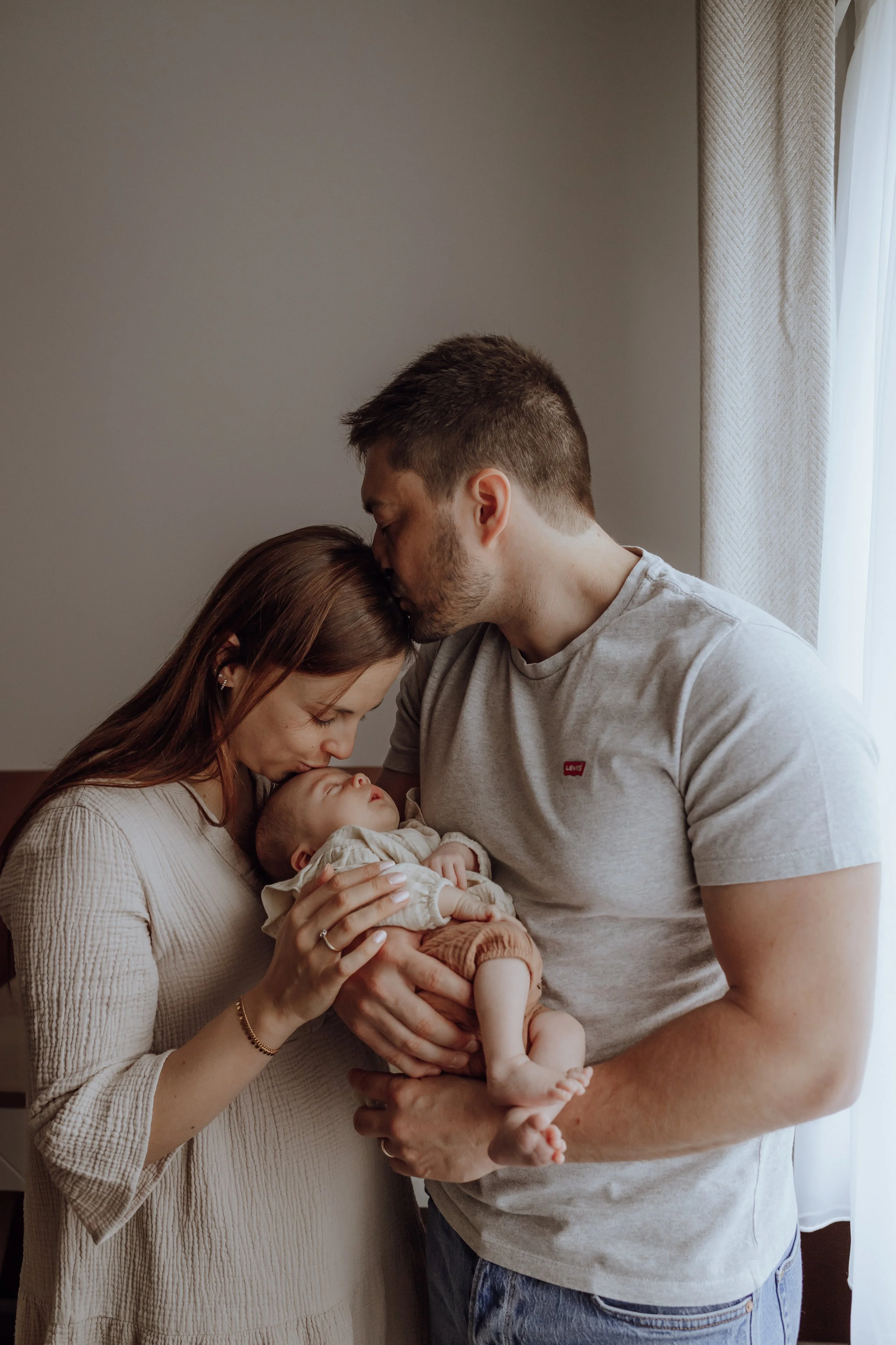 Ontspannen newbornsessie in huiselijke sfeer