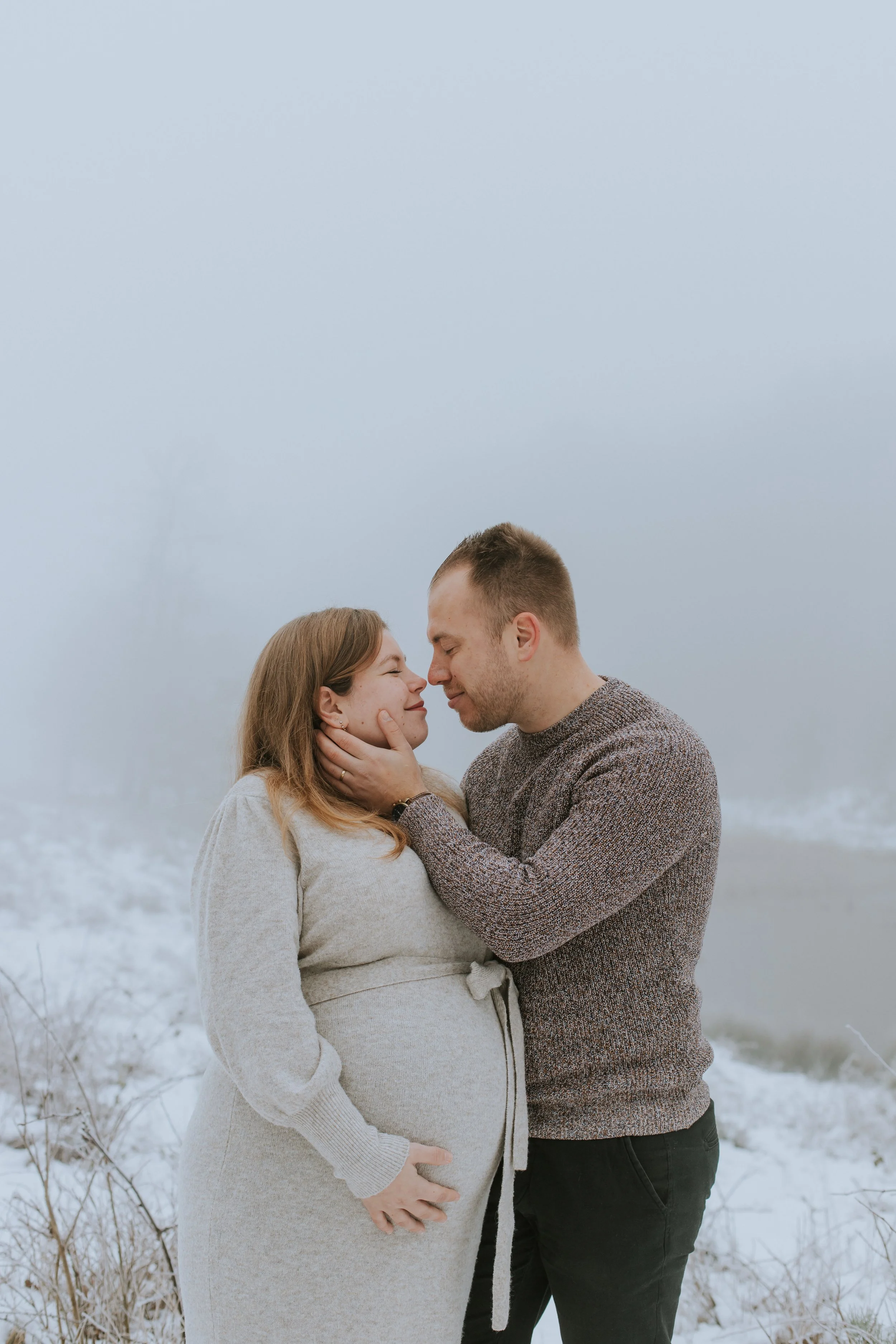 Een zwangerschapsshoot in een mooi winters landschap.