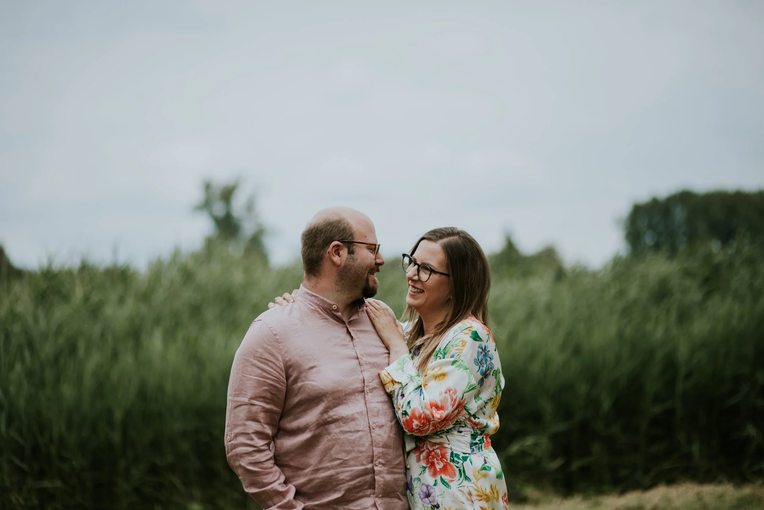 Koppel omhelst er elkaar liefdevol.
