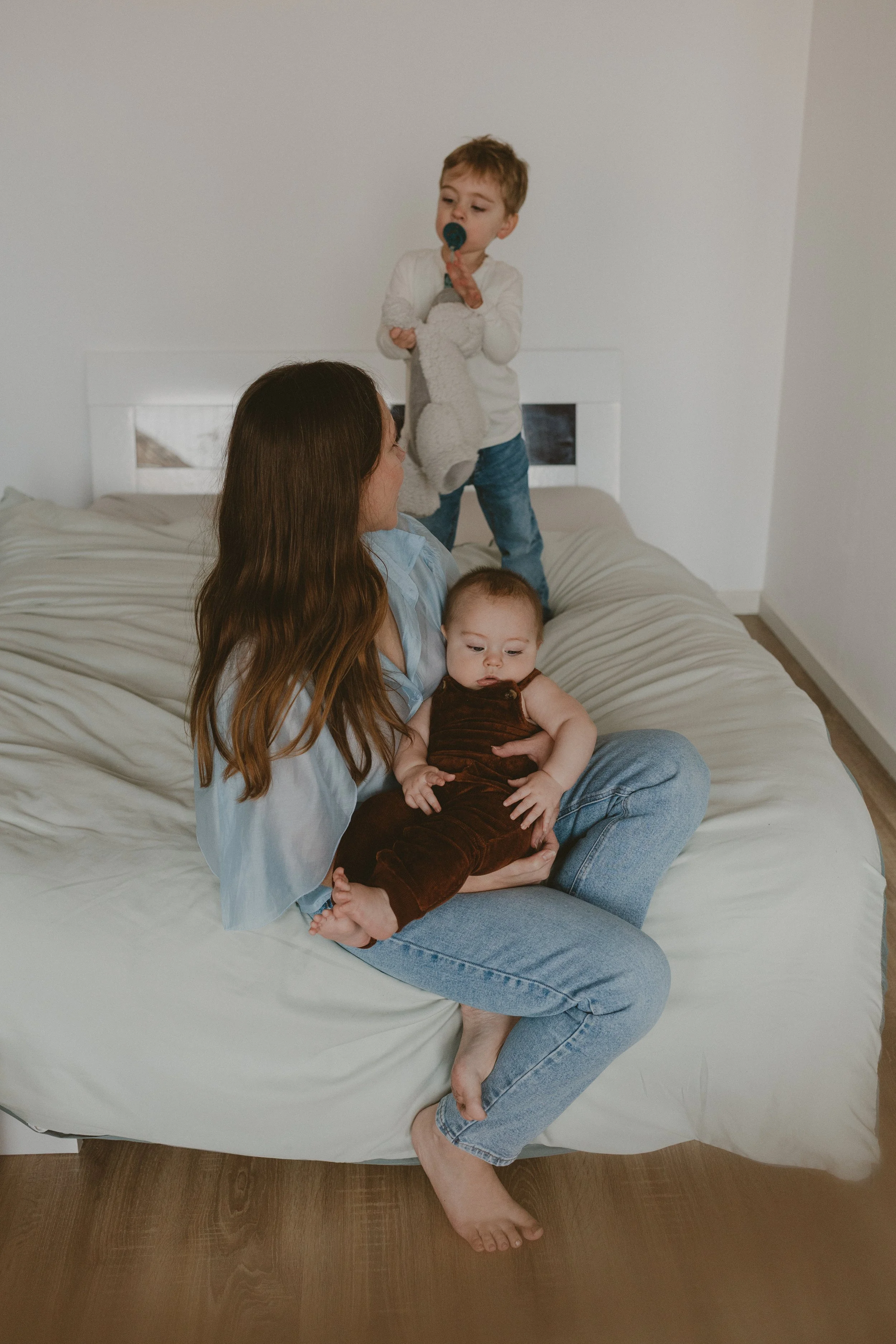 samen knuffelen met mama tijdens een gezinsshoot.