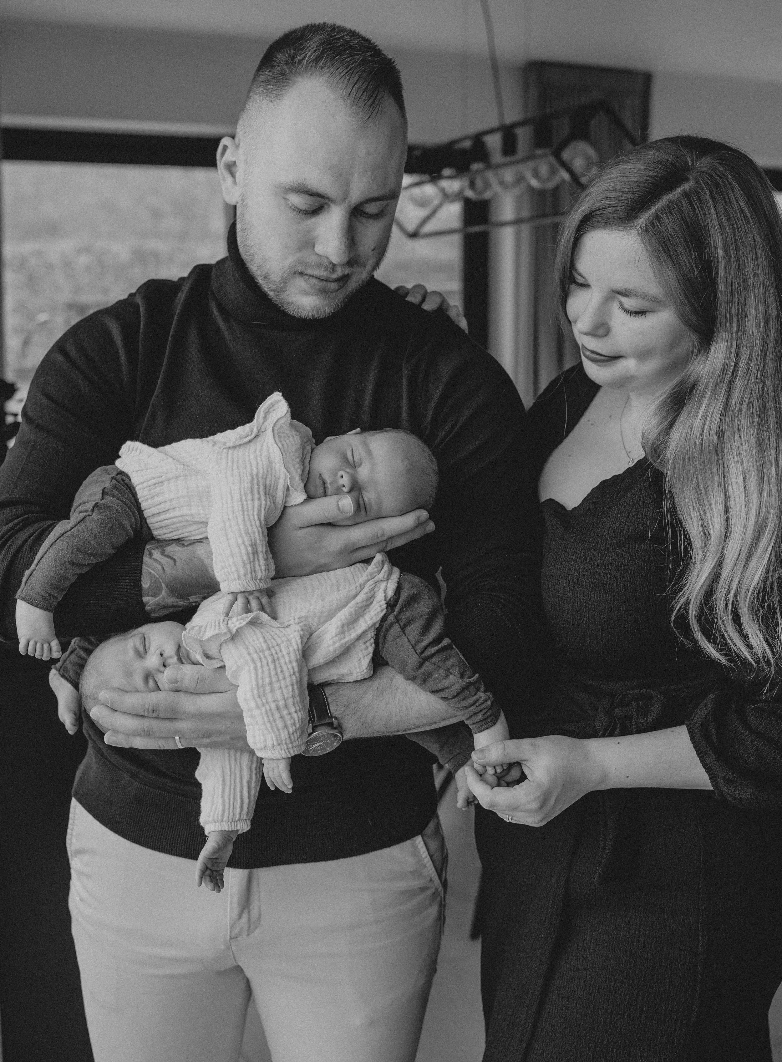Newbornfotosessie met ouders in hun eigen woning.