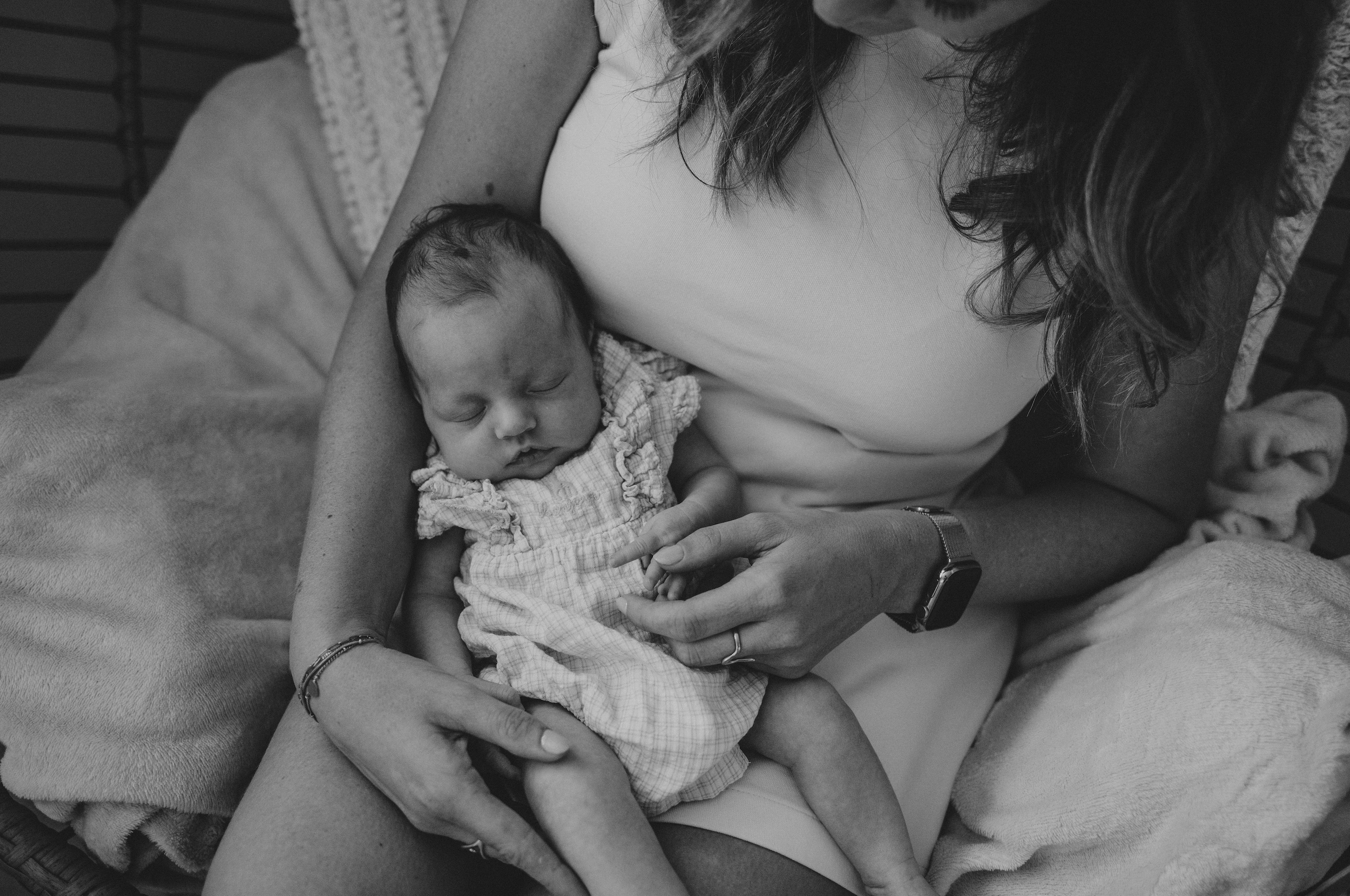 Baby ligt al slapend in de schoot van mama. En mama kijkt liefdevol haar klein meisje aan.