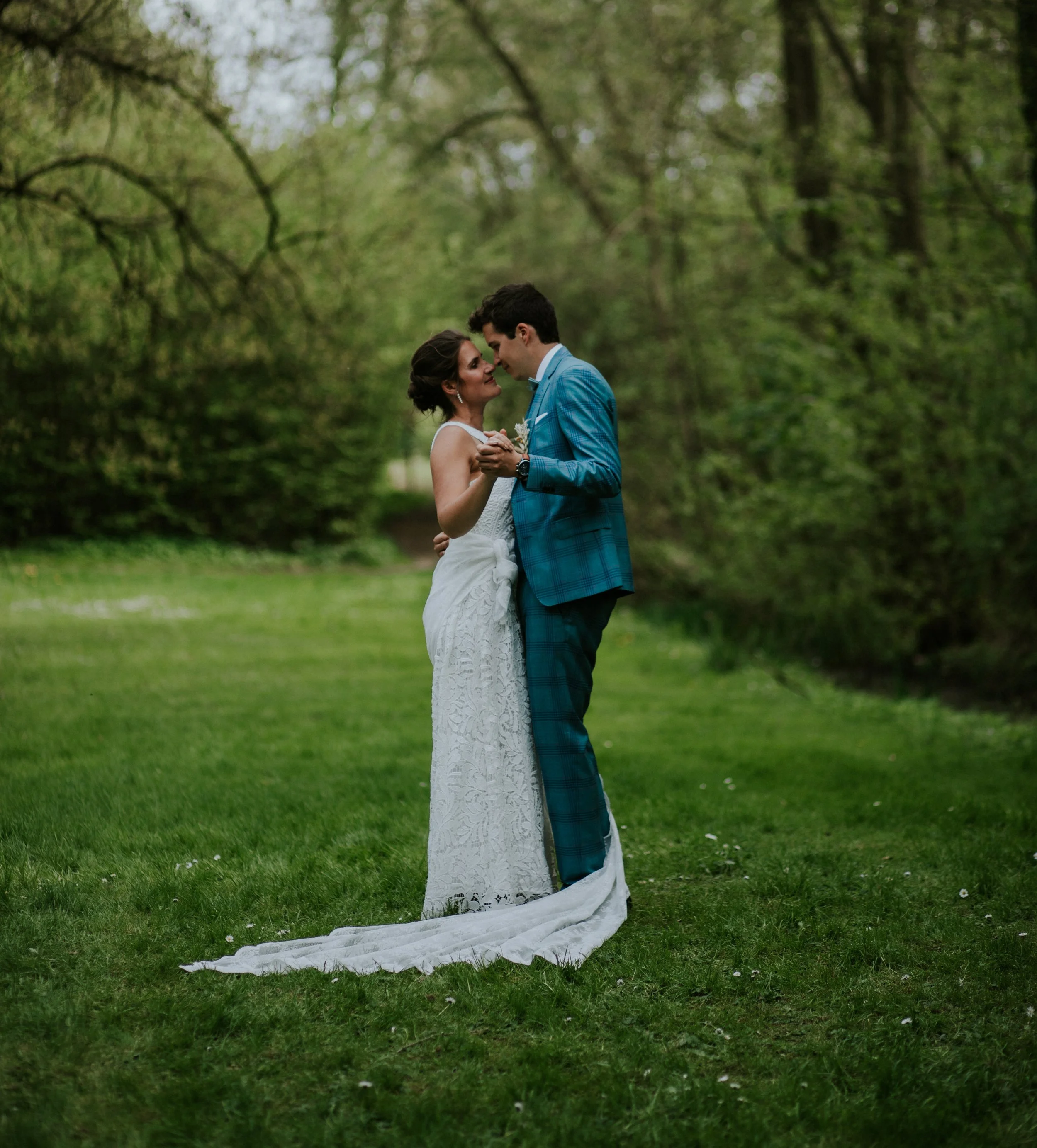 Trouwkoppel danst hand in hand voor hun loveshoot.