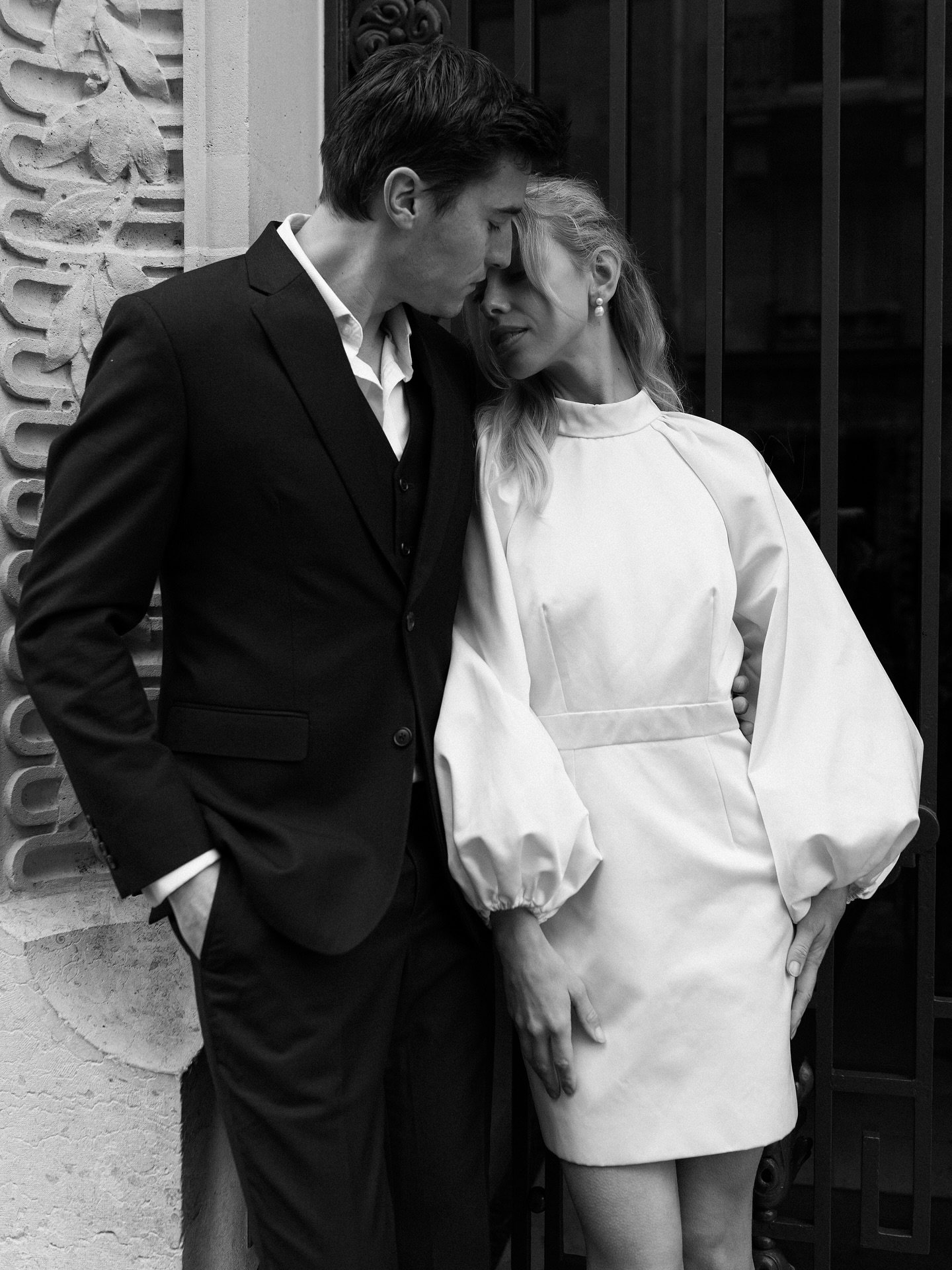 All you need is love &mdash; and a statement mini for your city elopement. 

Rendez-vous at: www.kladekparis.com

To book your appointment, please click on the link in bio. 

@duering.weddings 
@therealmodelcouple_ 

#kladek #kladekparis #parisbridal