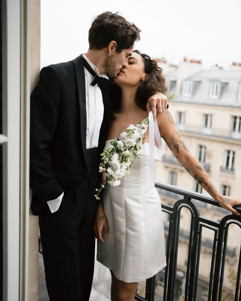 Rae &amp; Nico in Paris. 

@honeywaspweddings 
@raelakey 
@nicodinasso 
@art.bysigrid 
@be.one.paris.florist 
@miirohotels