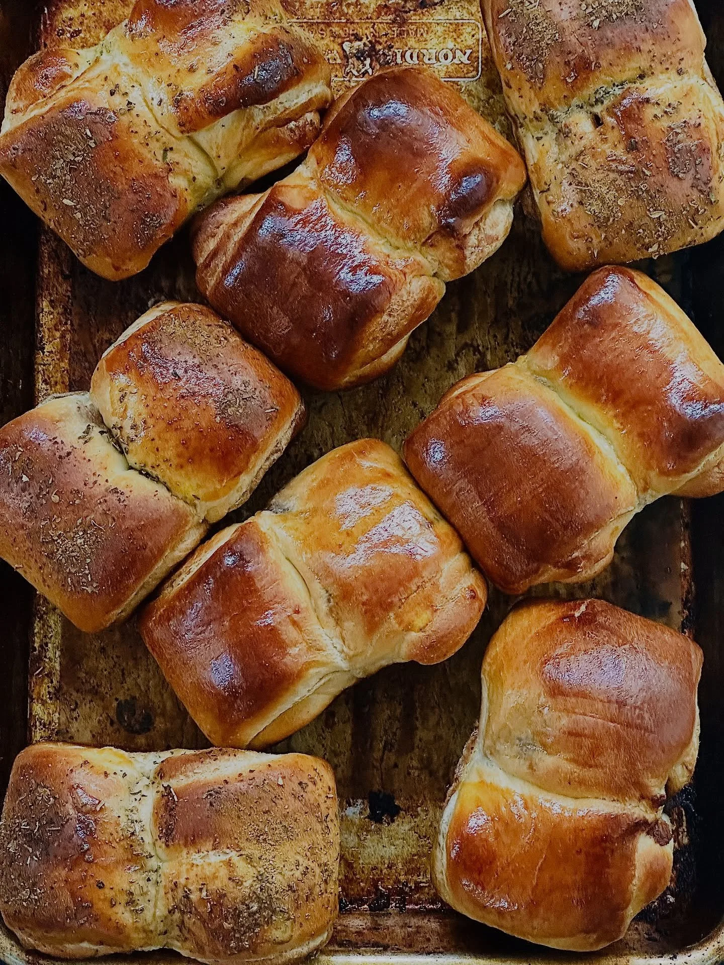 BLACK GARLIC MISO BUTTER SHOKUPAN

Fluffy shokupan-style dough, laminated with shiro miso and black garlic butter, then baked into golden, pull-apart loaves (Swipe 👉🏾 for the layers)

Inspired by Japanese Shio Pan and first introduced at the @thatt