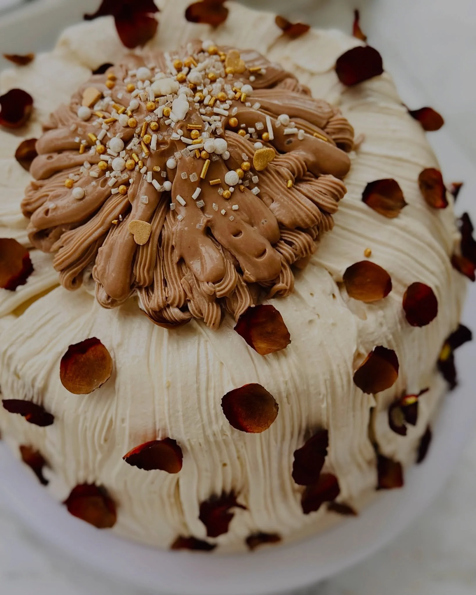 The second most popular UFS layer cake &mdash; and honestly, I understand why. ✨

Plush cardamom chocolate buttermilk sponge layered with salted milk chocolate ganache, all wrapped in a cinnamon and espresso-spiked tahina Swiss meringue buttercream.

