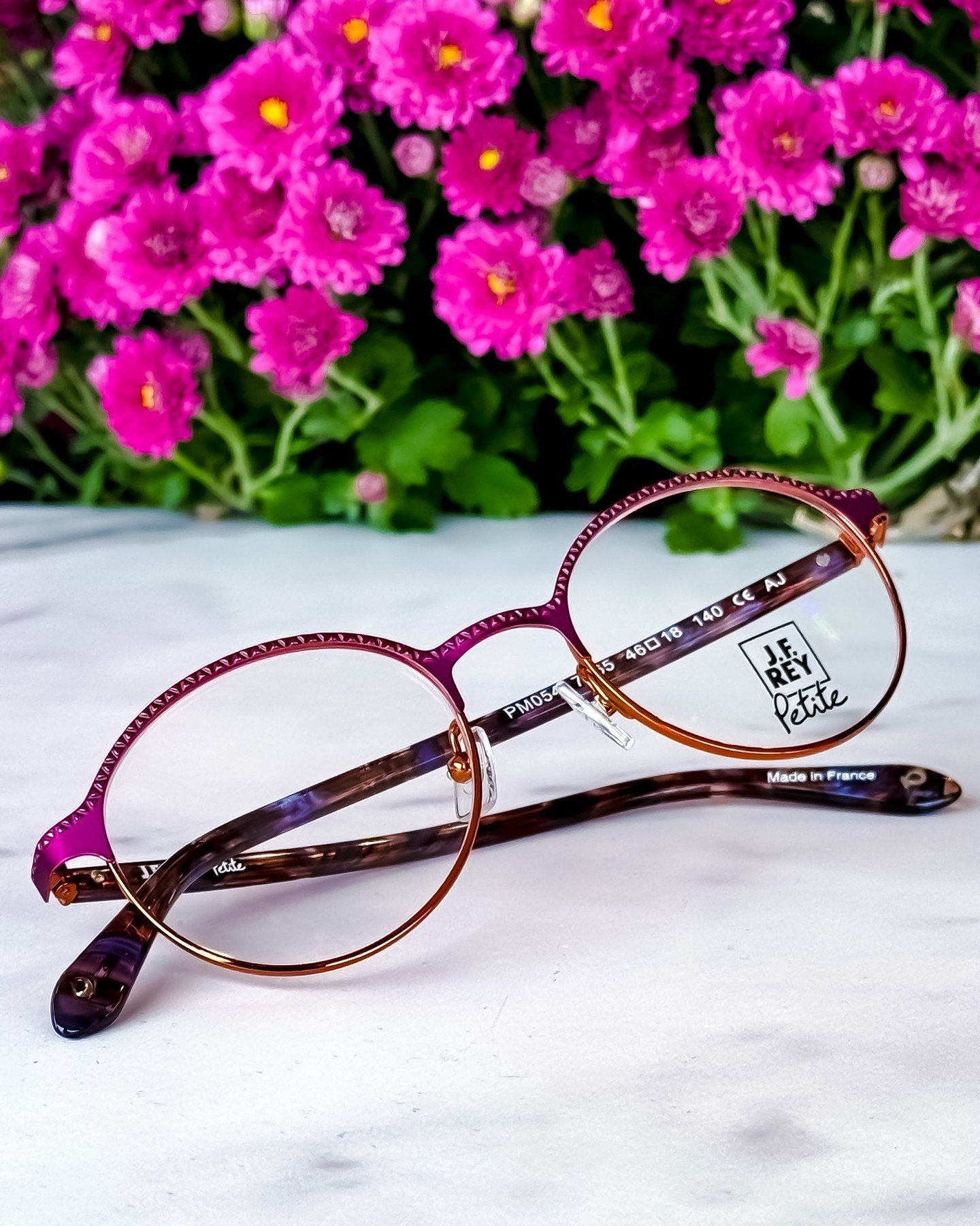 I think it's safe to say we're in the full-bloom portion of spring, and oh my, it is stunning! 🌺🪻🌸

What better way to celebrate the beauty of spring than by adding your statement eyewear to the vibrant colors all around us! 

 #springtime #spring