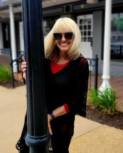 Julie&rsquo;s showing us two sides of Tom Davies &mdash; both custom, both unforgettable, just in totally different ways.

This is bold, edgy, and full of personality. It&rsquo;s the frame you throw on when you&rsquo;re headed to a dinner downtown an