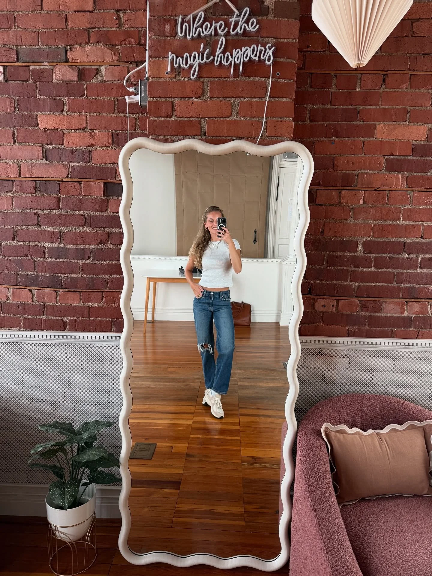 Meet Abbe with @maverickmarketing !
She is one of our content creator club members ✨ She has spent her days in the studio creating for clients and her own business! She is the queen of all things social media and content creation! It’s been a
