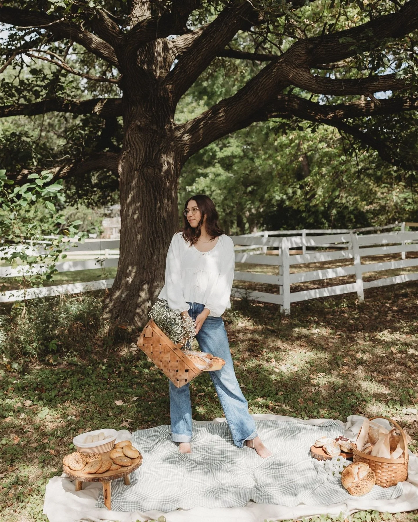PREPARED TO BE HUNGRY AFTER SEEING THESE PHOTOS 🧺🥖🥯🤤

Meet Elizabeth with @wildfloursourdough_bakehouse 

She brings the yummiest sourdough creations to the central Illinois area! I haven&rsquo;t had many opportunities to work with food within th