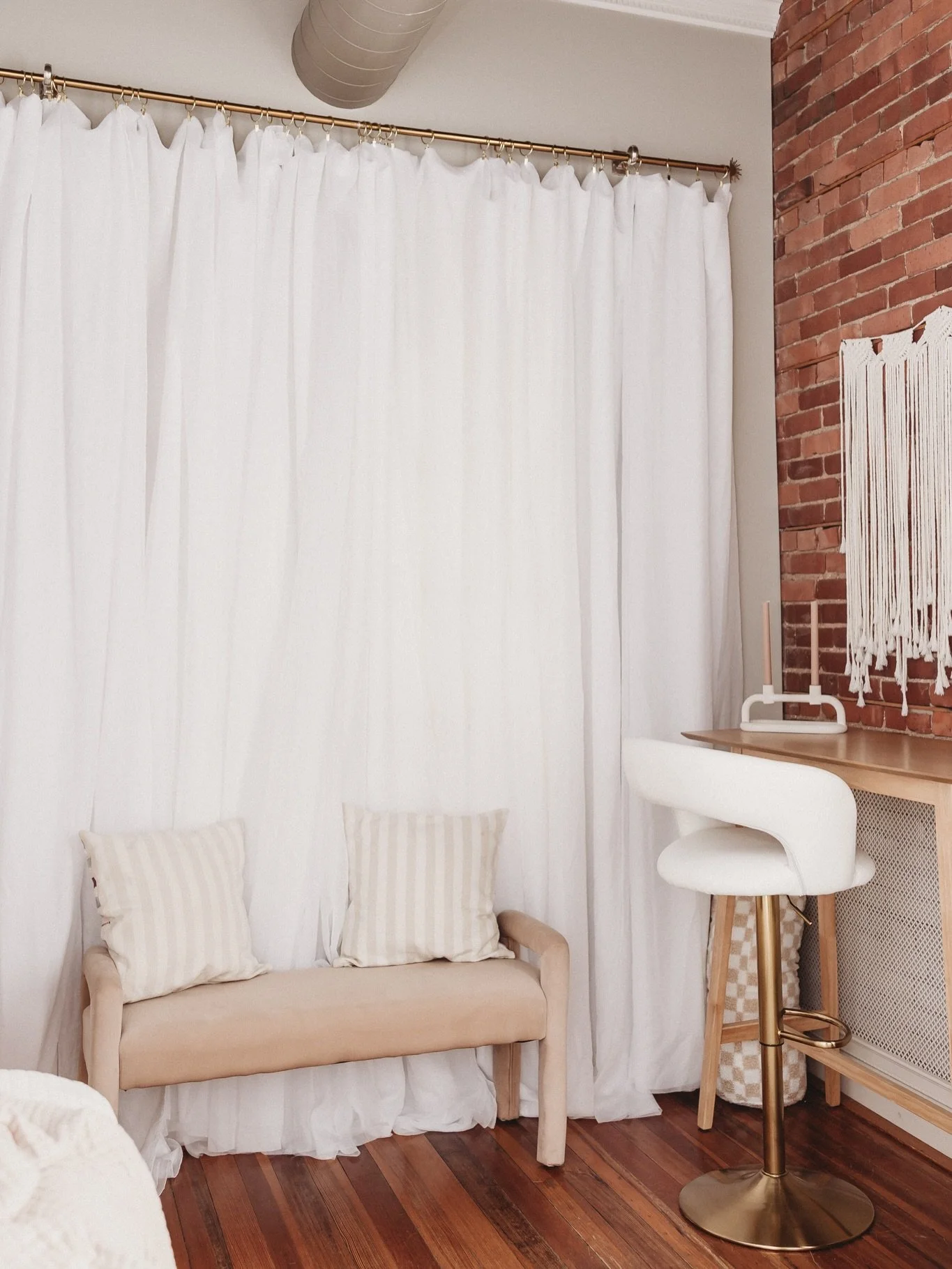 New shooting space in the bedroom ✨

Looking for an indoor location for your next photoshoot? Ditch the negative temps and book the studio!