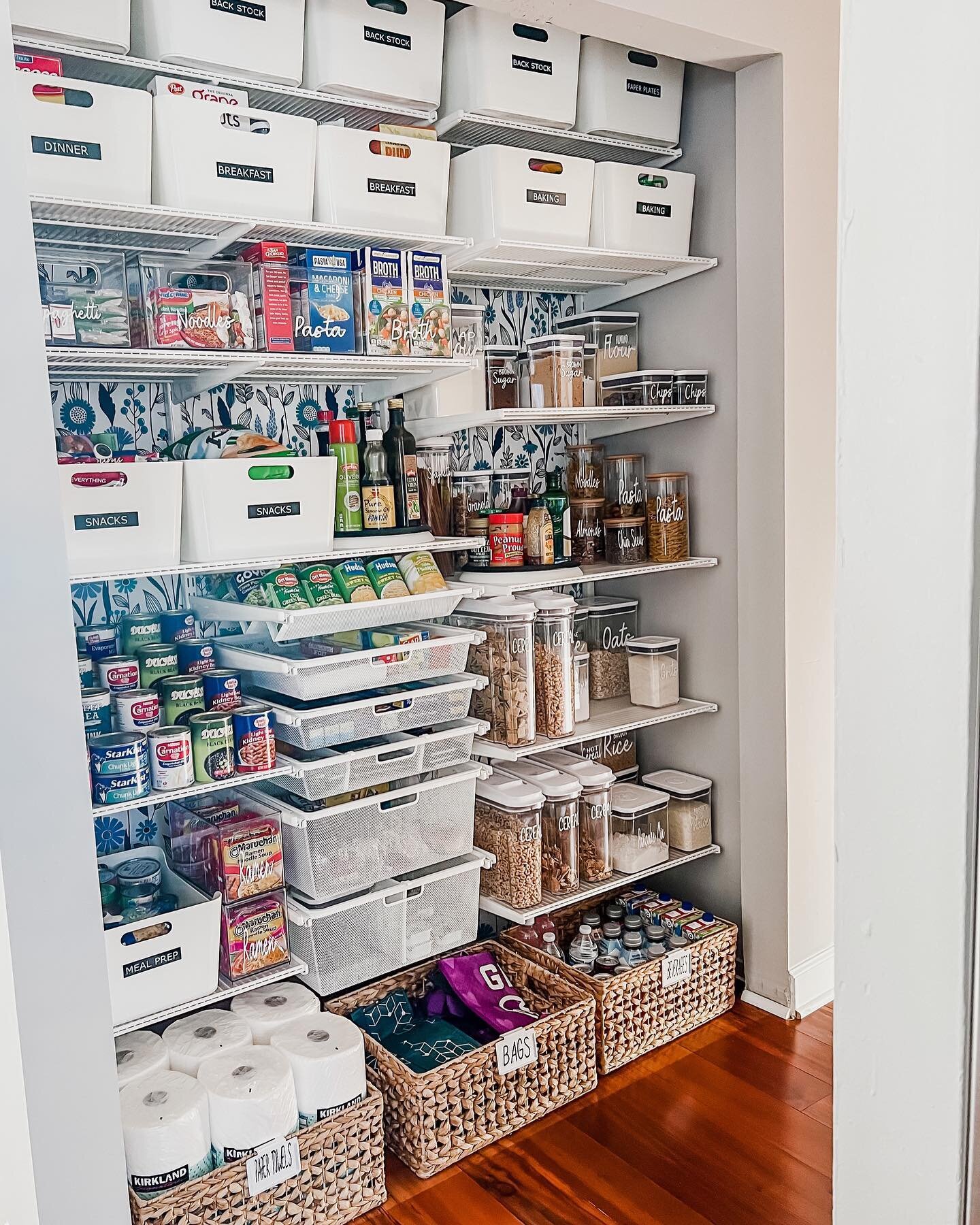 There&rsquo;s no better feeling than reaching into my pantry and finding what I need within seconds! 
⠀⠀⠀⠀⠀⠀⠀⠀⠀
It was not always like that&hellip;
⠀⠀⠀⠀⠀⠀⠀⠀⠀
For a long time I felt emotionally stressed trying to find things in an overstuffed pantry &